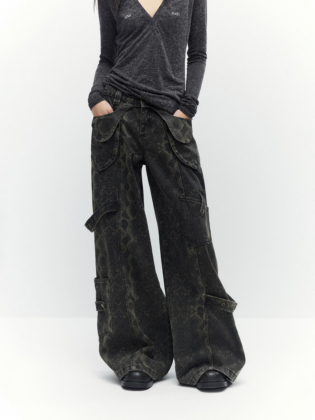 Low pixel Edgy Snake Print Washed Low Waist Loose Women Black Wide Leg Jeans