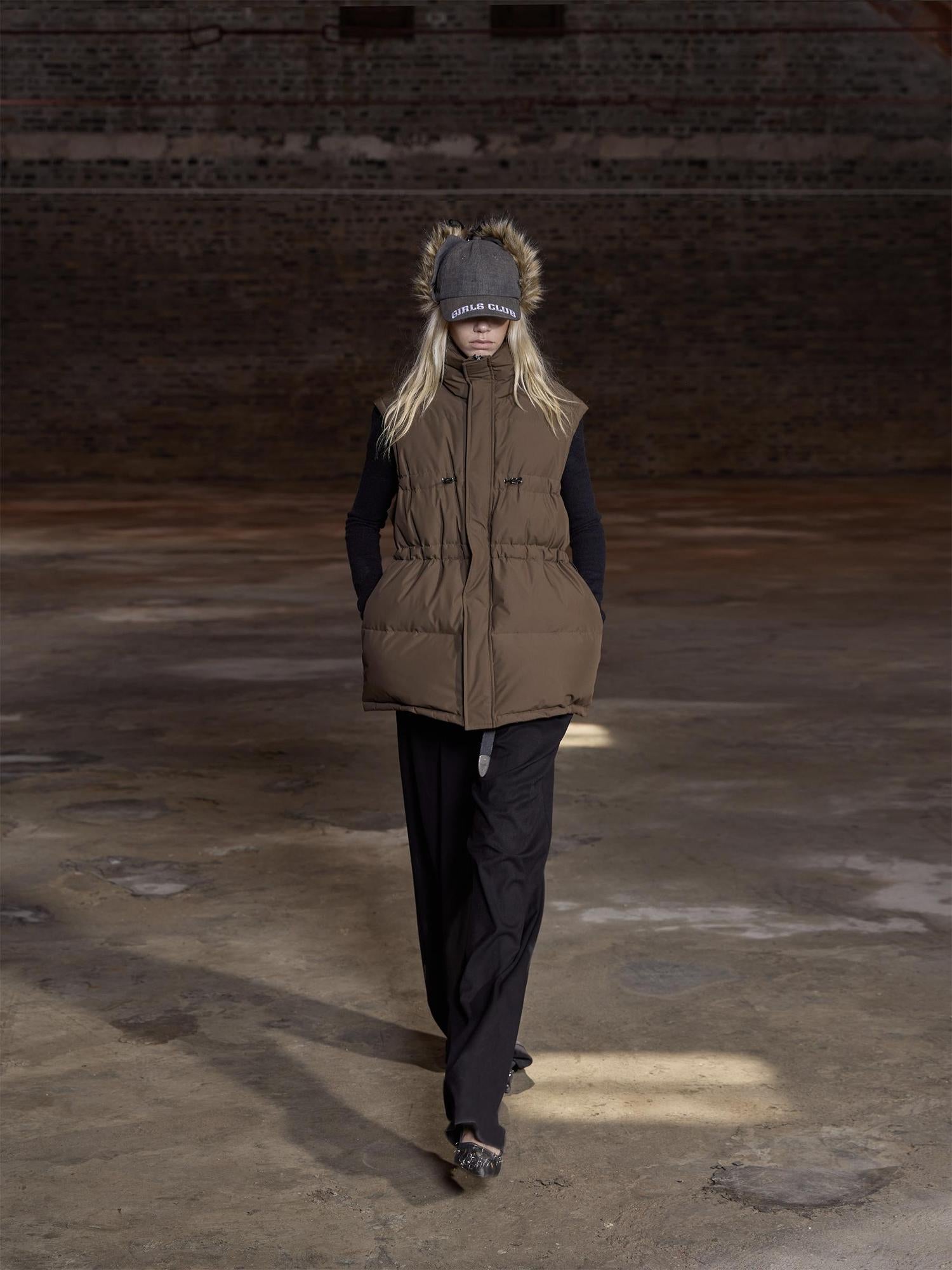 24ans Adjustable Down Vest With 3 Proof Fabric And 90 Percent White Duck Down