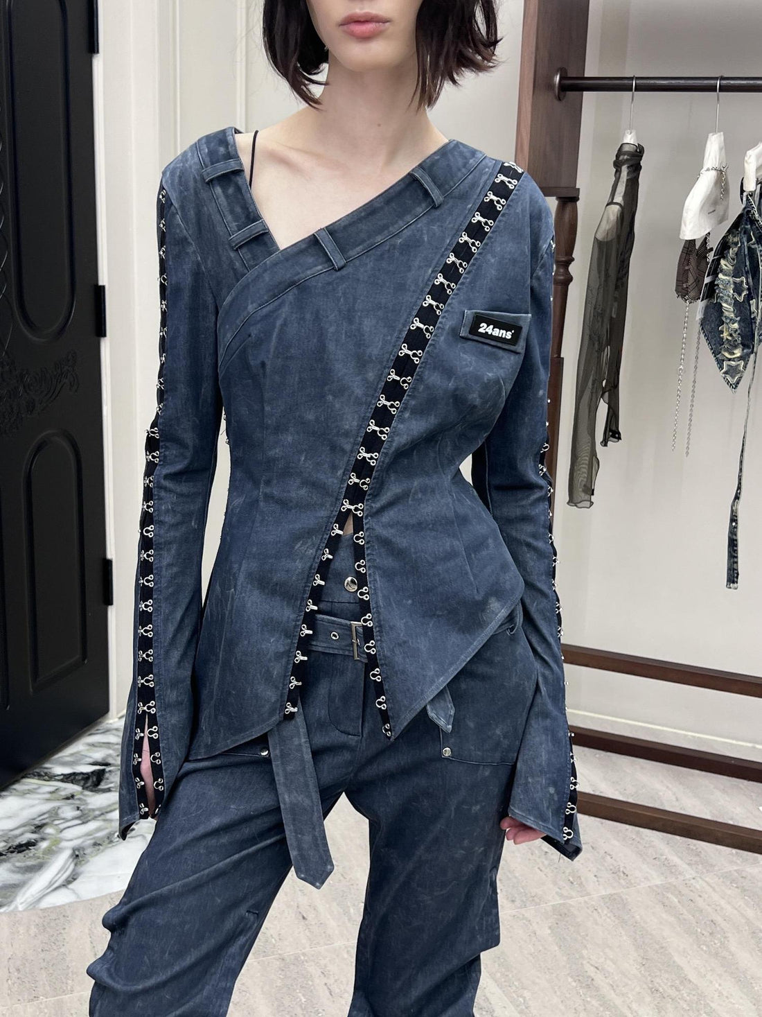24ans Designer Asymmetrical Hem Hook Detail 2024 Spring Long Sleeve Shirt