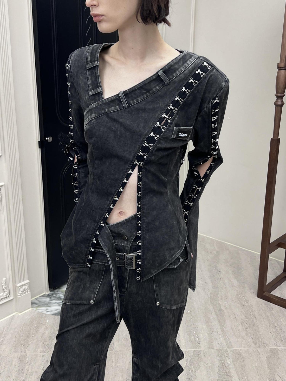24ans Designer Asymmetrical Hem Hook Detail 2024 Spring Long Sleeve Shirt