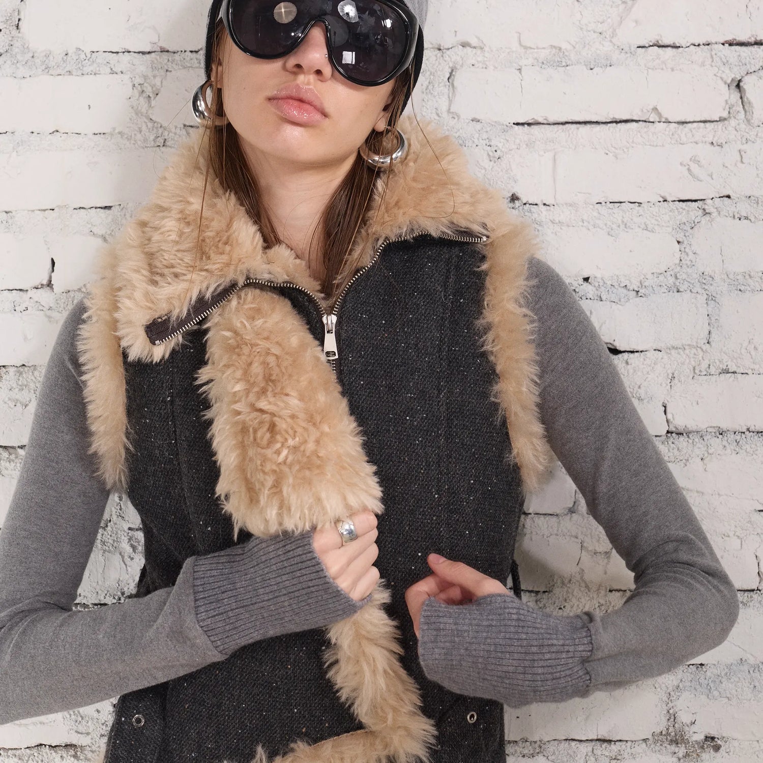 2th_Desire_Fleece_Lined_Wool_Blend_V_Neck_Zipper_Front_Paneled_Women_Black_White_Warm_Vest_MISSTT