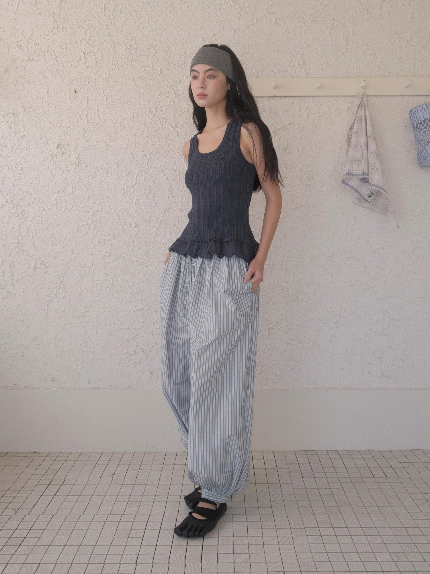 DKZ OFFICIAL Ribbed Knit Ruffle Hem U Neck Racerback Women&