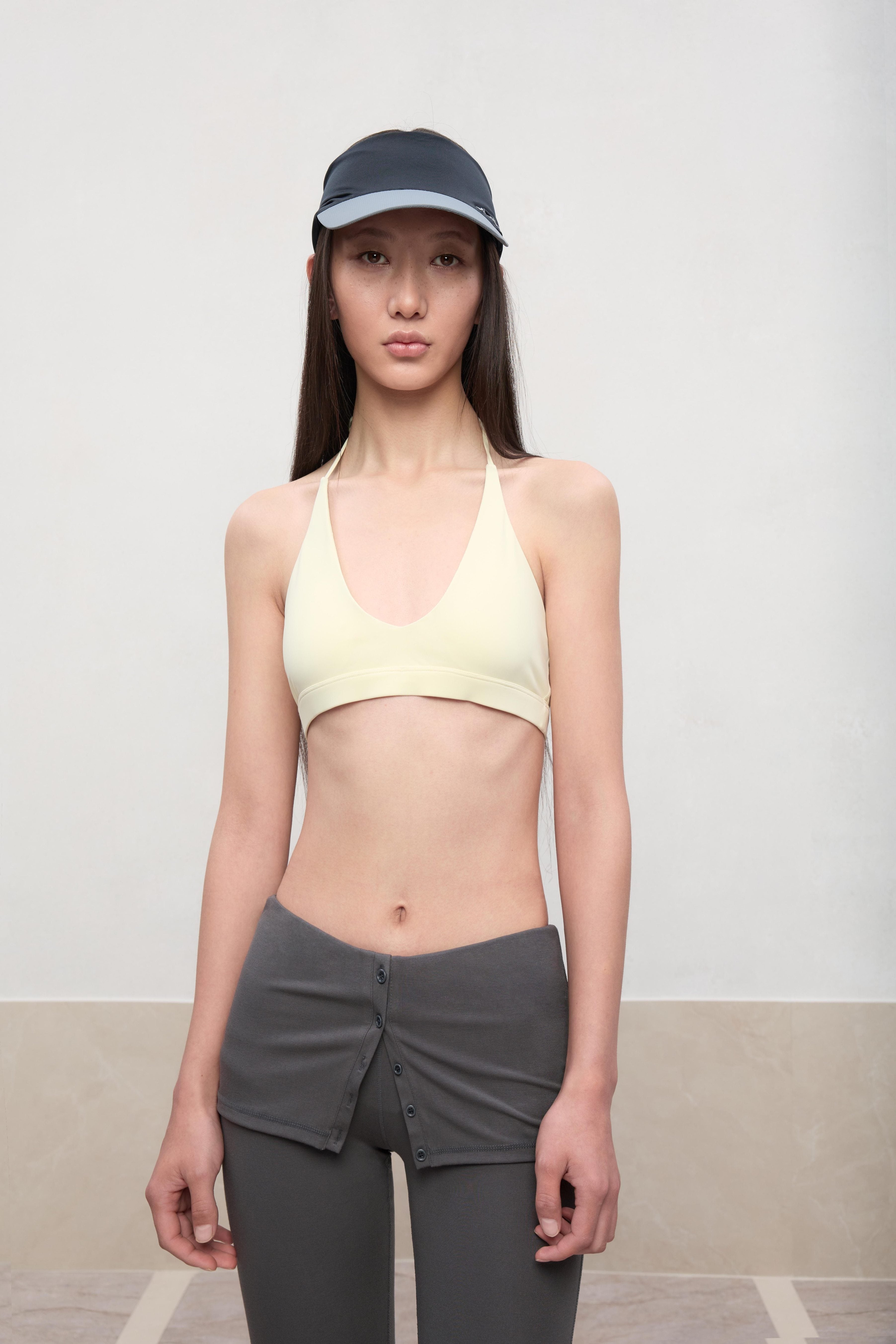 RUN TO THE FUTURE Débardeurs en nylon uni, dos nu, à nouer, coupe ajustée, rembourrés, au design original