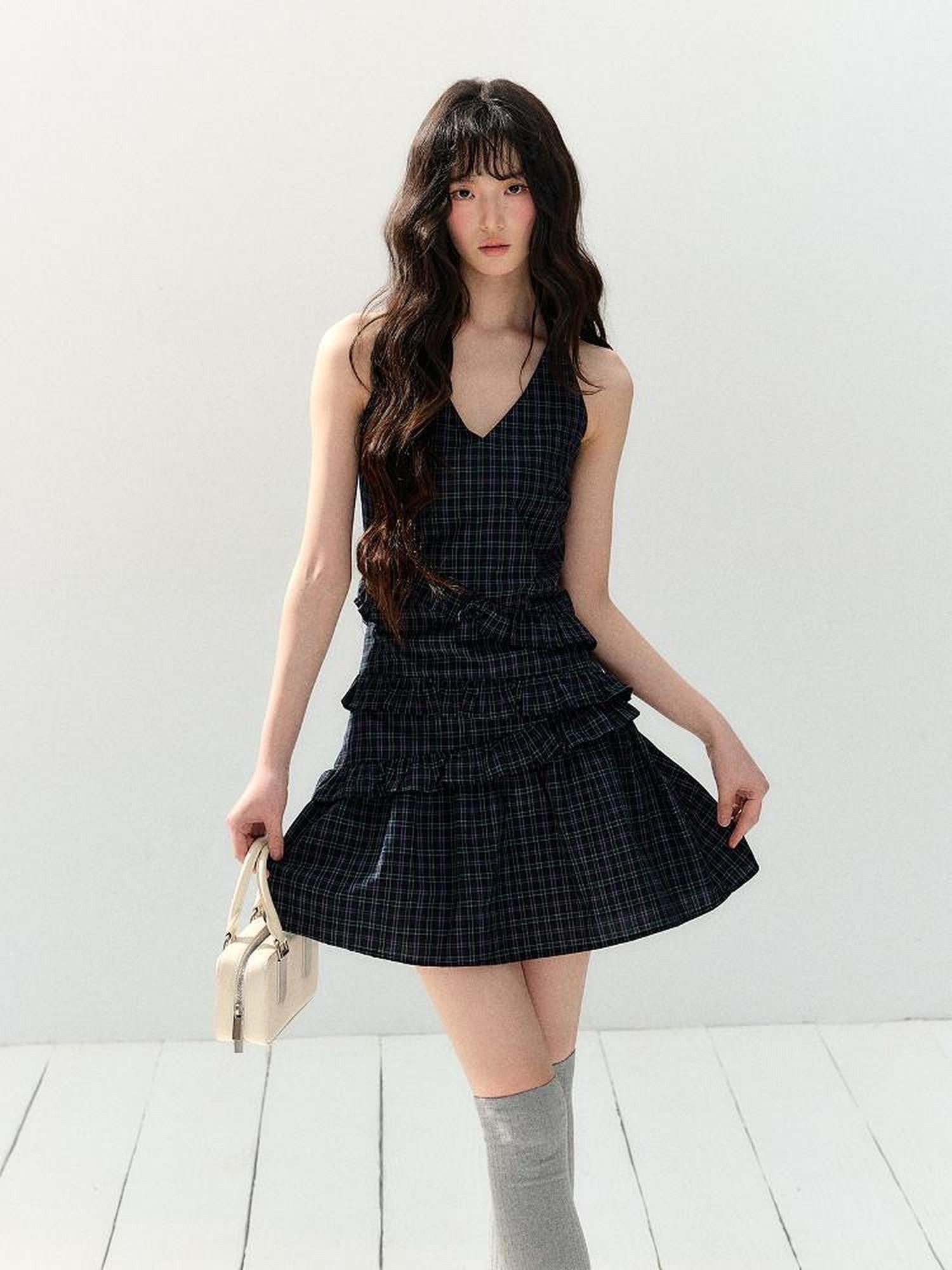 7Shiftin Navy Plaid Pleated Cinched Waist V-neck Women&