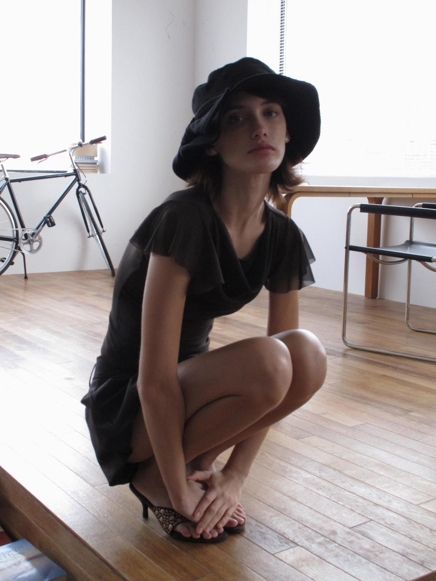 Mito de dar Black Bow Knitted Wide Brim Round Top Women&