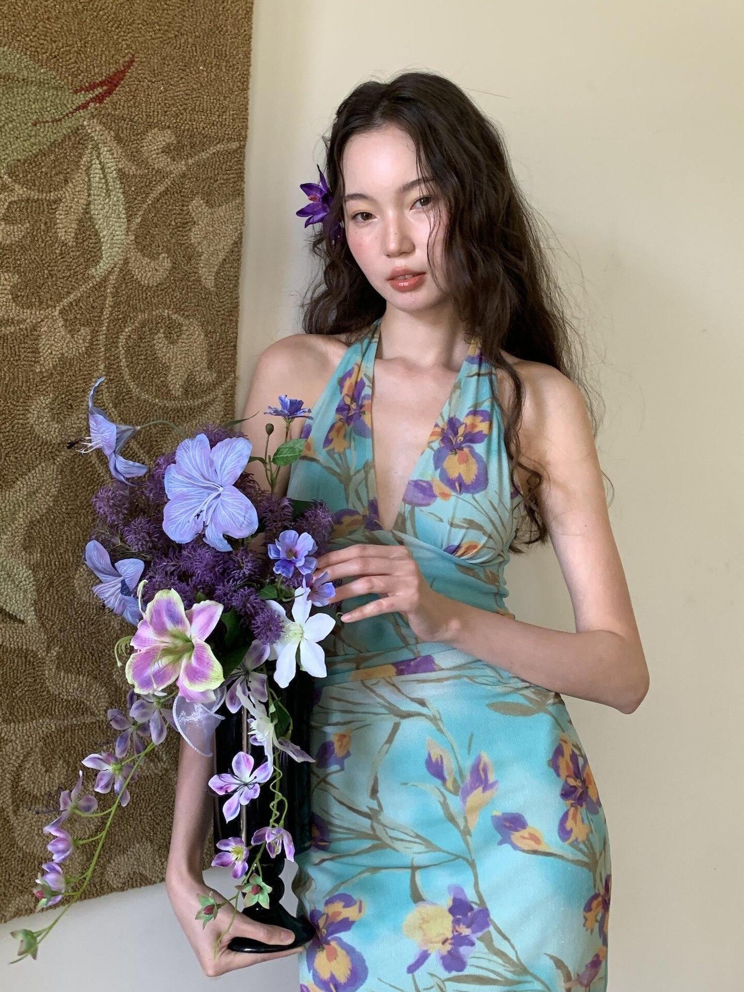 9rotic Mint Iris Floral Shimmer Slim V-neck Tie Women&