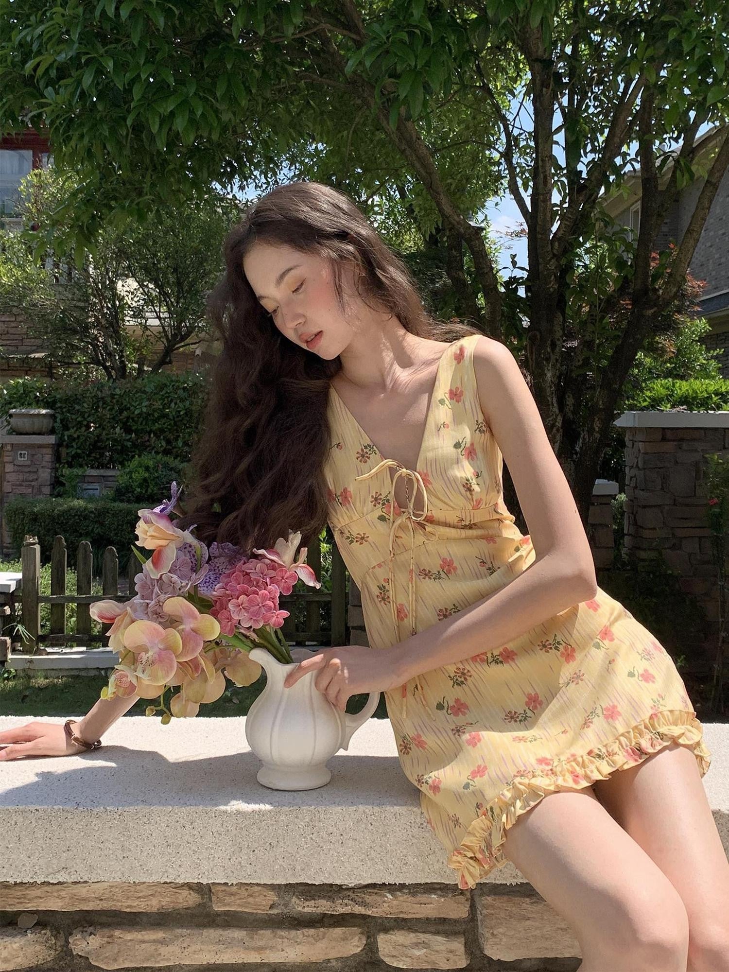 9rotic Yellow Floral V-neck Tie Waist Ruffle Sleeveless Women&