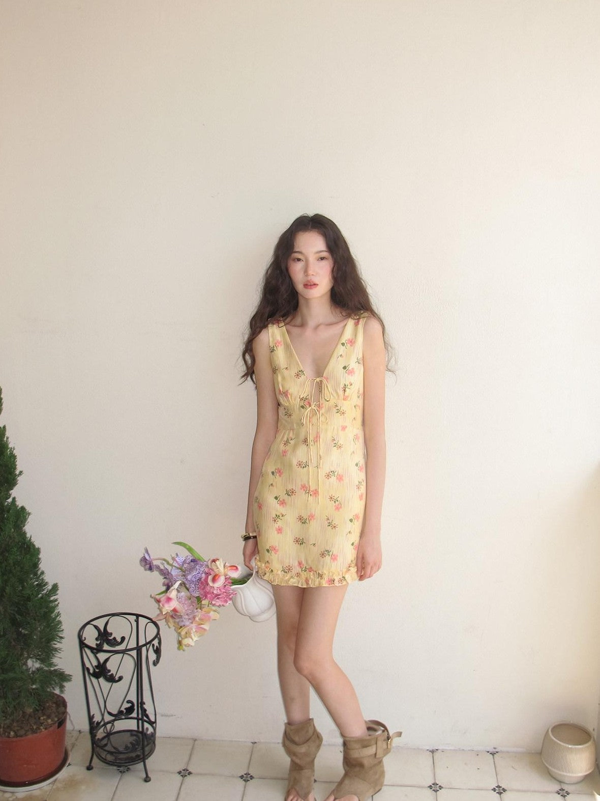 9rotic Yellow Floral V-neck Tie Waist Ruffle Sleeveless Women&