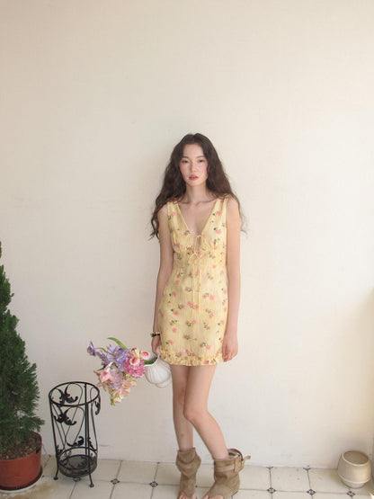 9rotic Yellow Floral V-neck Tie Waist Ruffle Sleeveless Women&