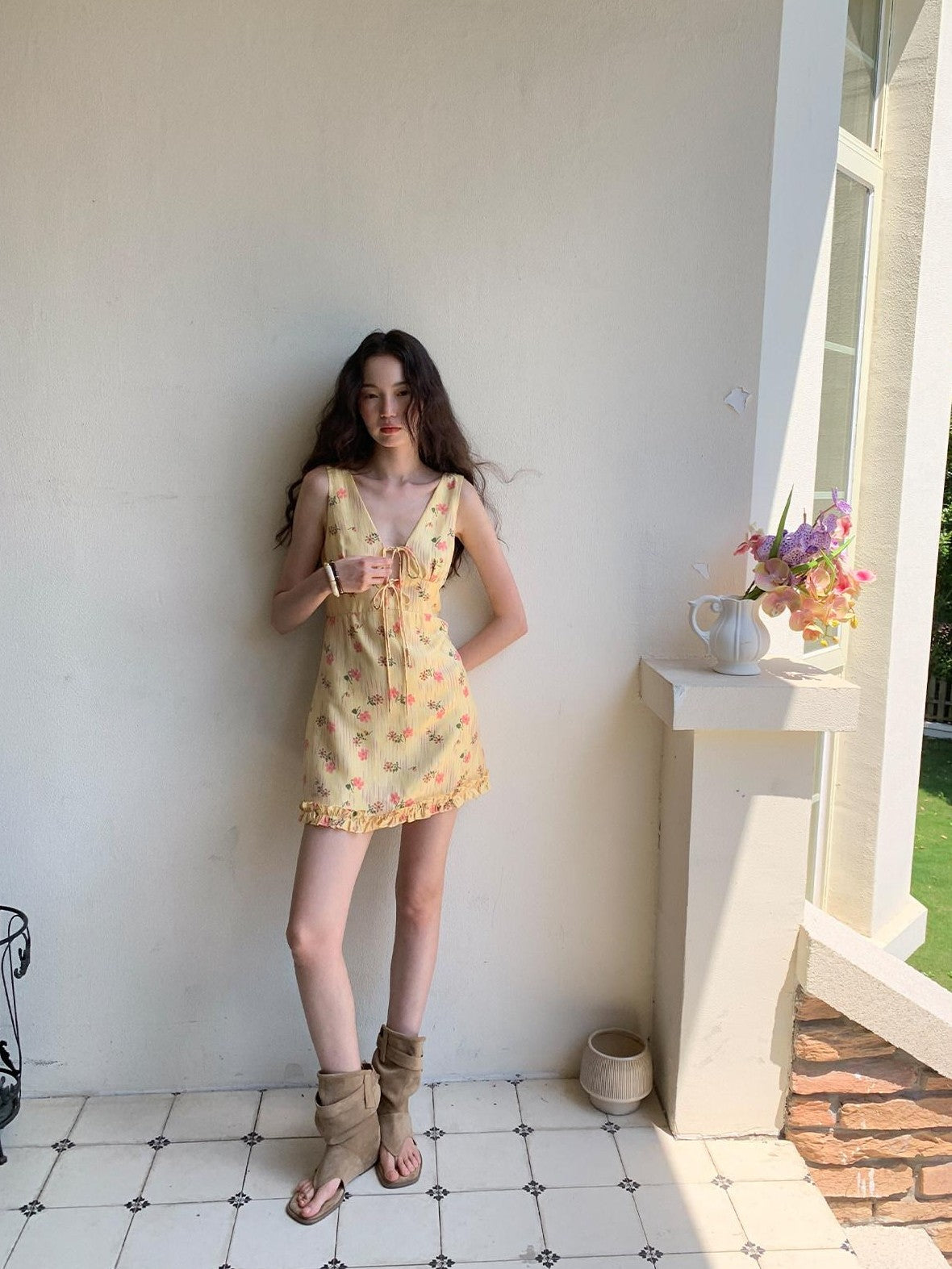 9rotic Yellow Floral V-neck Tie Waist Ruffle Sleeveless Women&