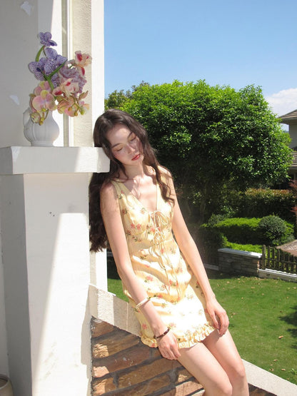 9rotic Yellow Floral V-neck Tie Waist Ruffle Sleeveless Women&