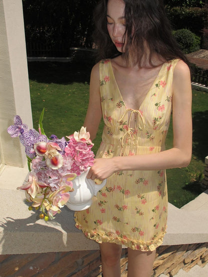 9rotic Yellow Floral V-neck Tie Waist Ruffle Sleeveless Women&