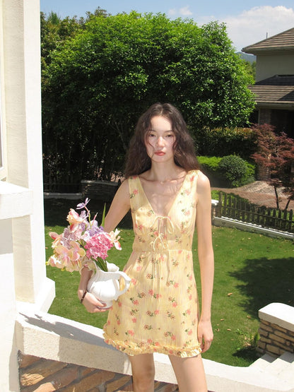 9rotic Yellow Floral V-neck Tie Waist Ruffle Sleeveless Women&