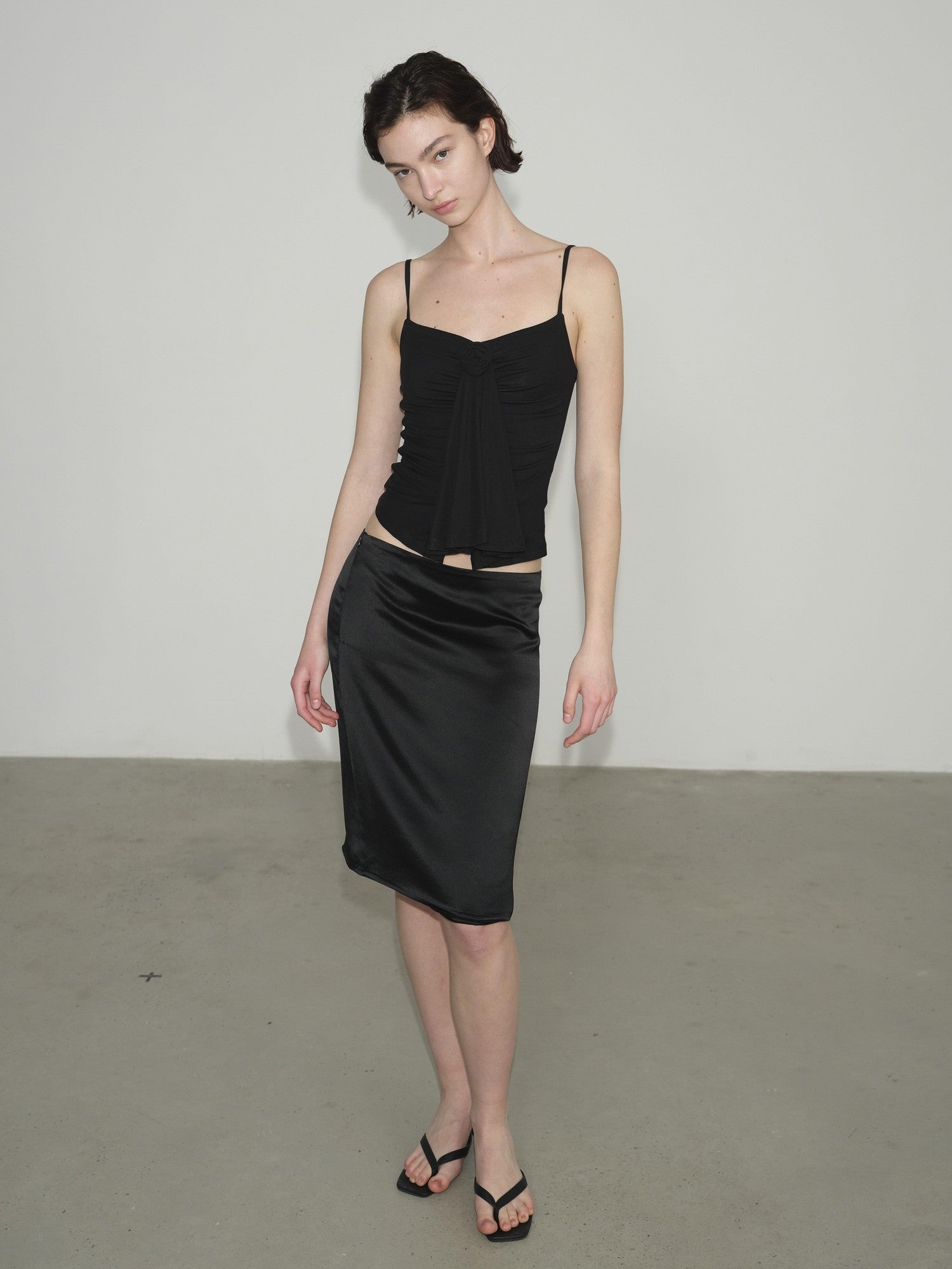 AFTADAWN Textured 3d Rose Pleated V-neck Slim Short Women&