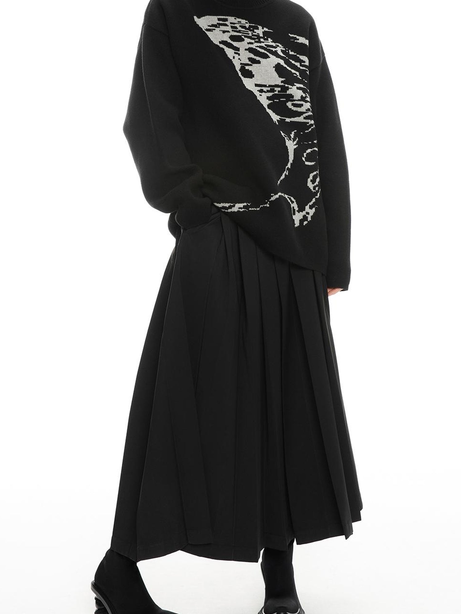 ALINNV STUDIO Butterfly Silhouette Semi Zip Loose Knit Sweater
