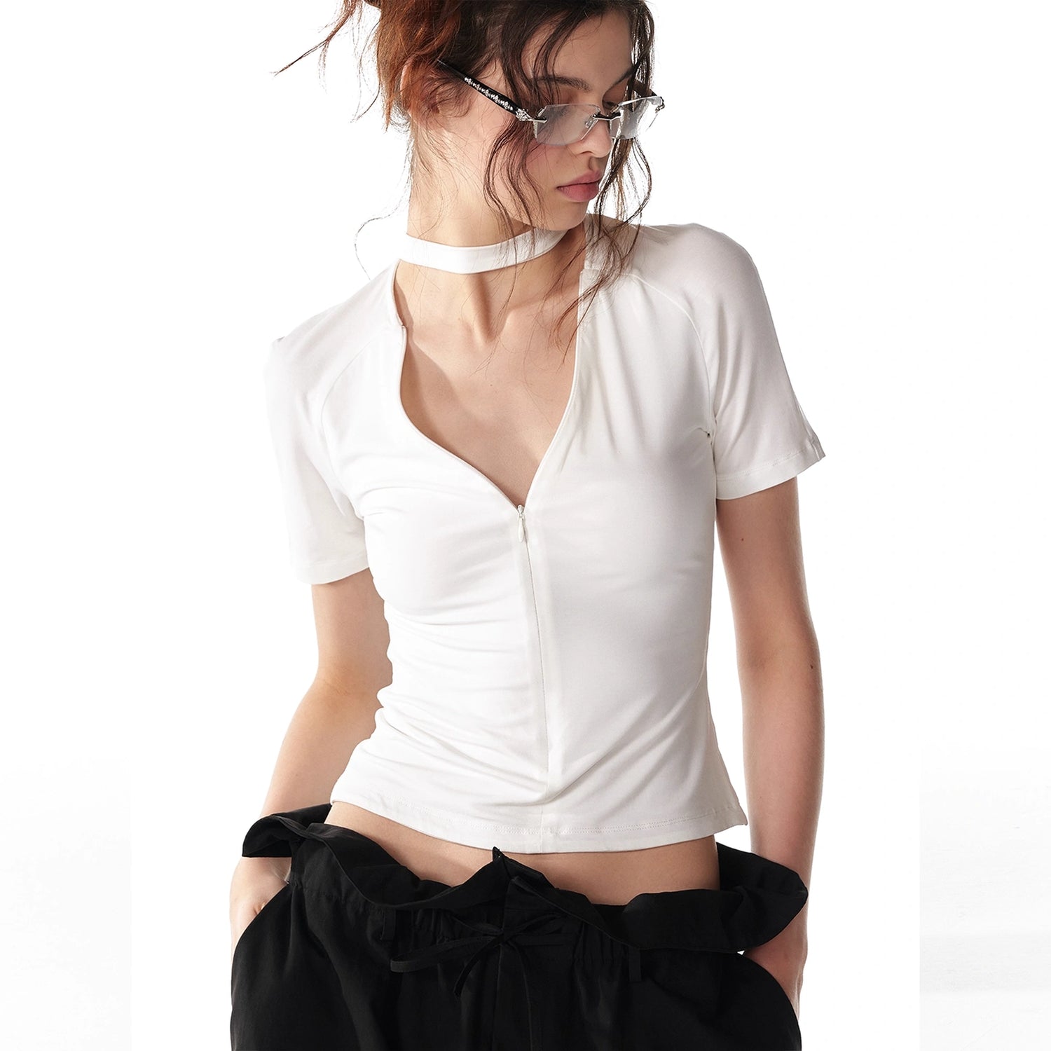 ALINNV_STUDIO_V-neck_Zip_Up_Cropped_T-shirt_With_Choker_Neckline_MISSTT