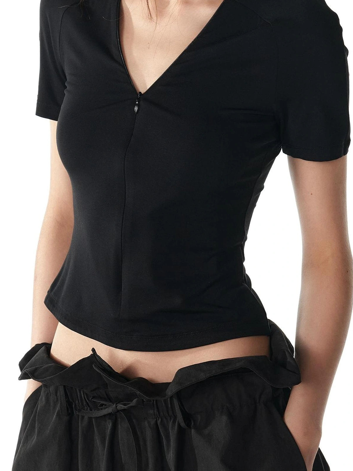 ALINNV STUDIO V-neck Zip Up Cropped T-shirt With Choker Neckline T-shirt