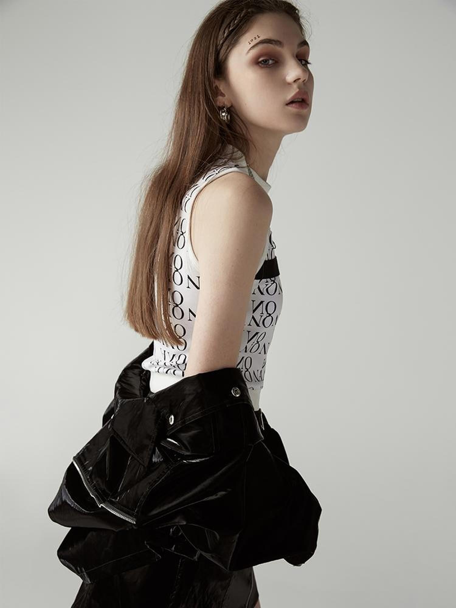 ANYQUESTION Black White Contrast Allover Letter Print Women&