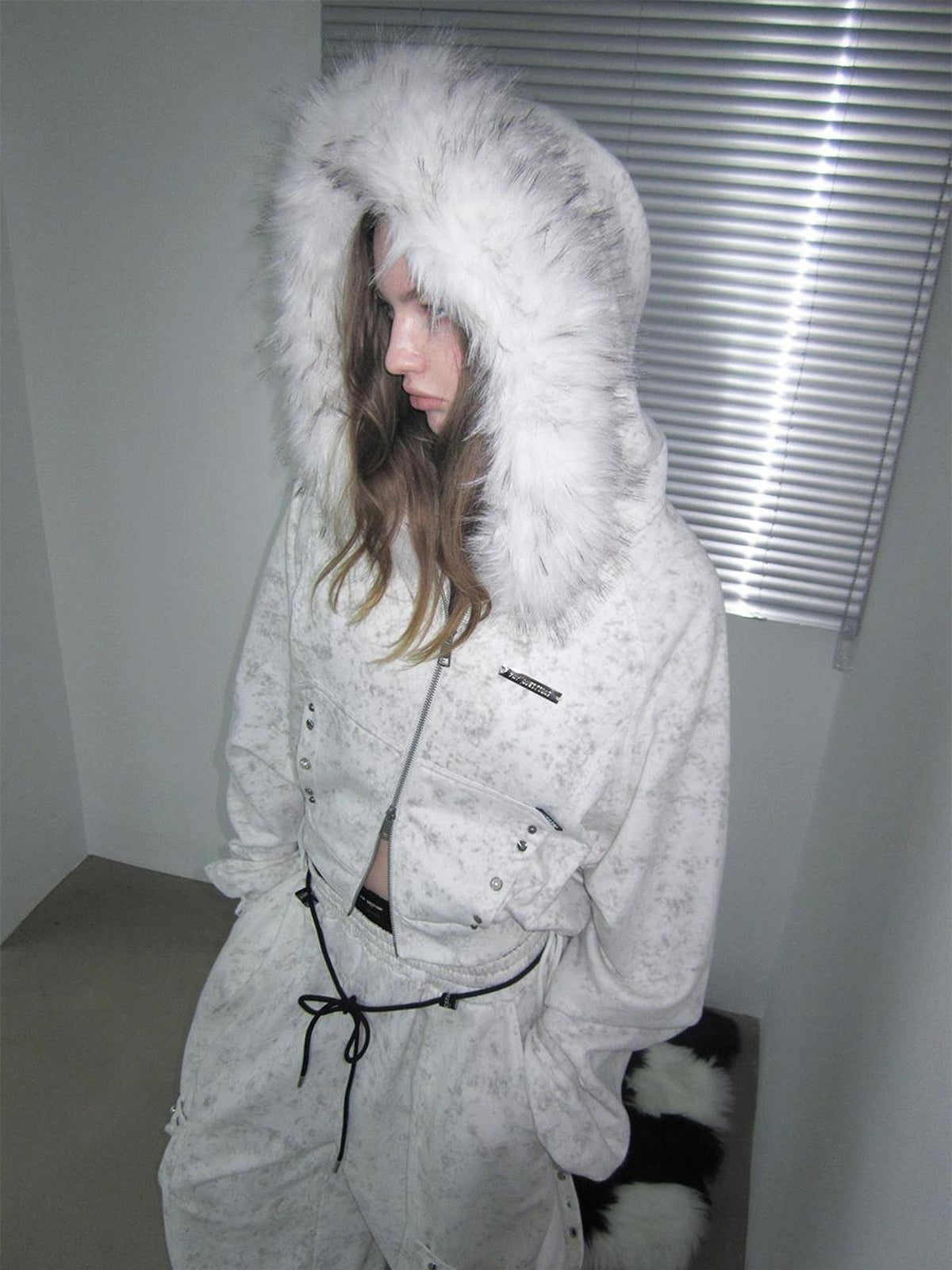 ANYQUESTION White Wax Dye Studded Cropped Detachable Fur Hood Women&