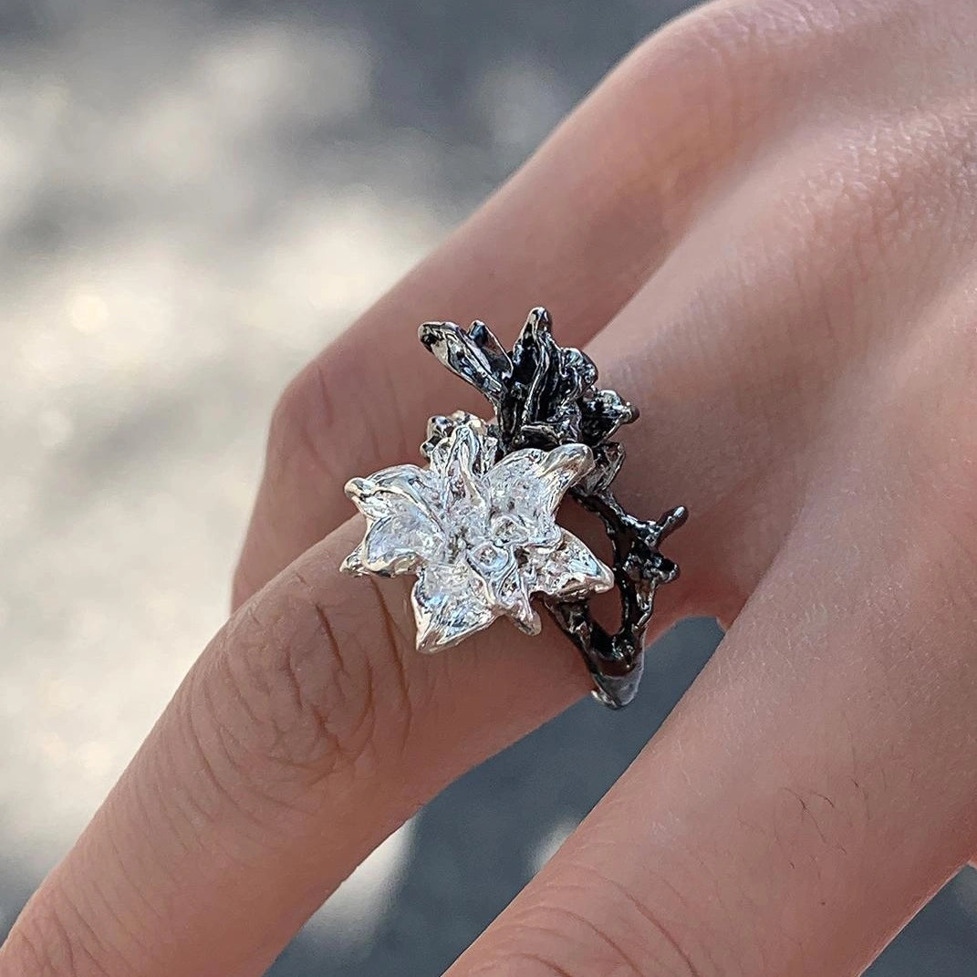 Accessories Adjustable Black White Flower Ring