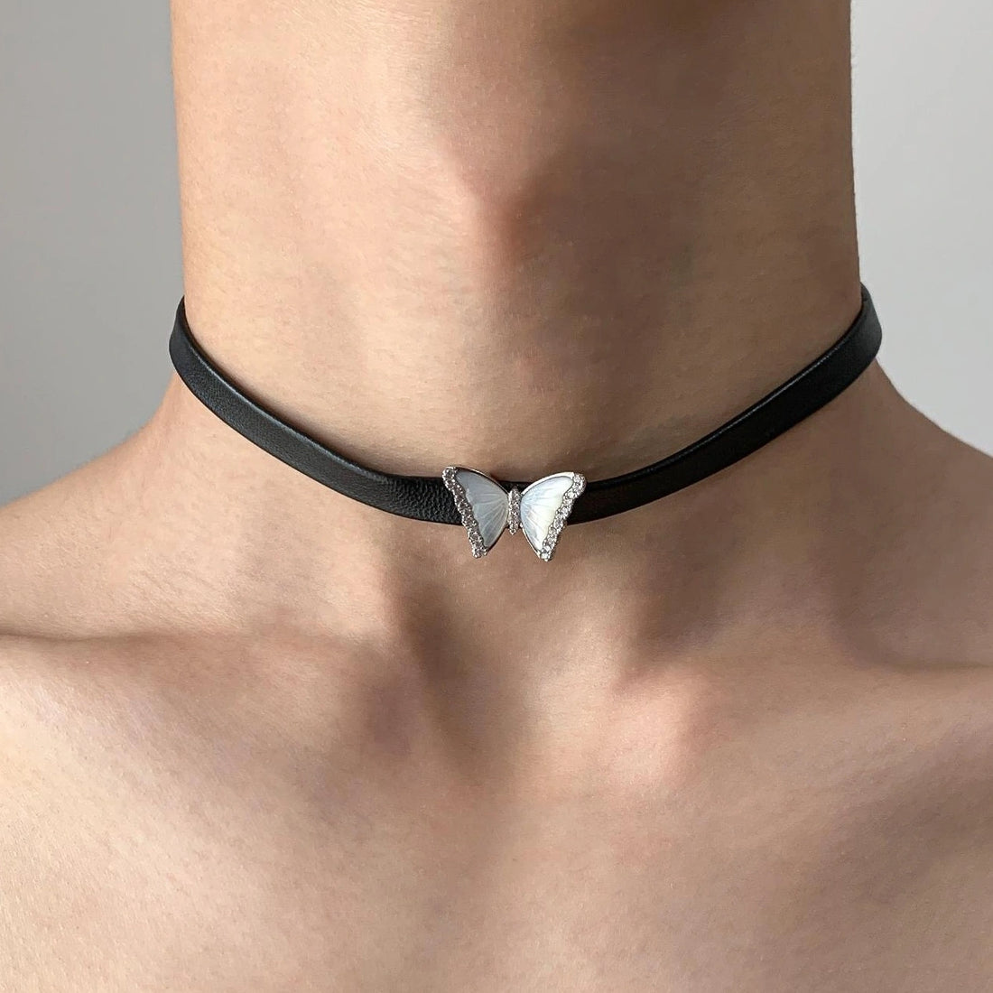 Accessories Butterfly Choker Necklace
V-Neck
T-Shirt
Long-Sleeve