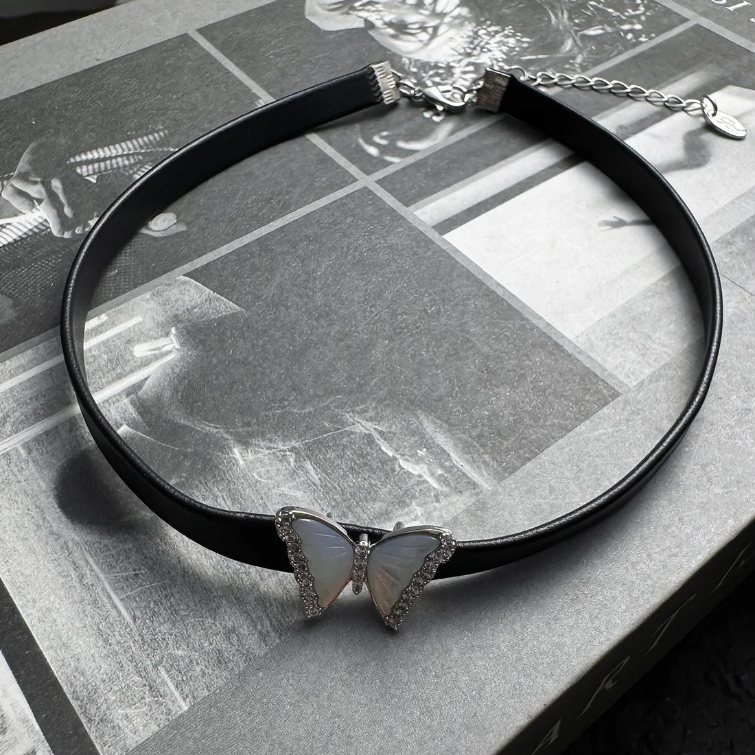 Accessories Butterfly Choker Necklace
V-Neck
T-Shirt
Long-Sleeve