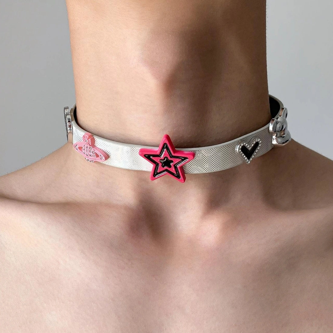 Accessories Celestial Choker Necklace
V-neck
T-shirt
Long Sleeve
