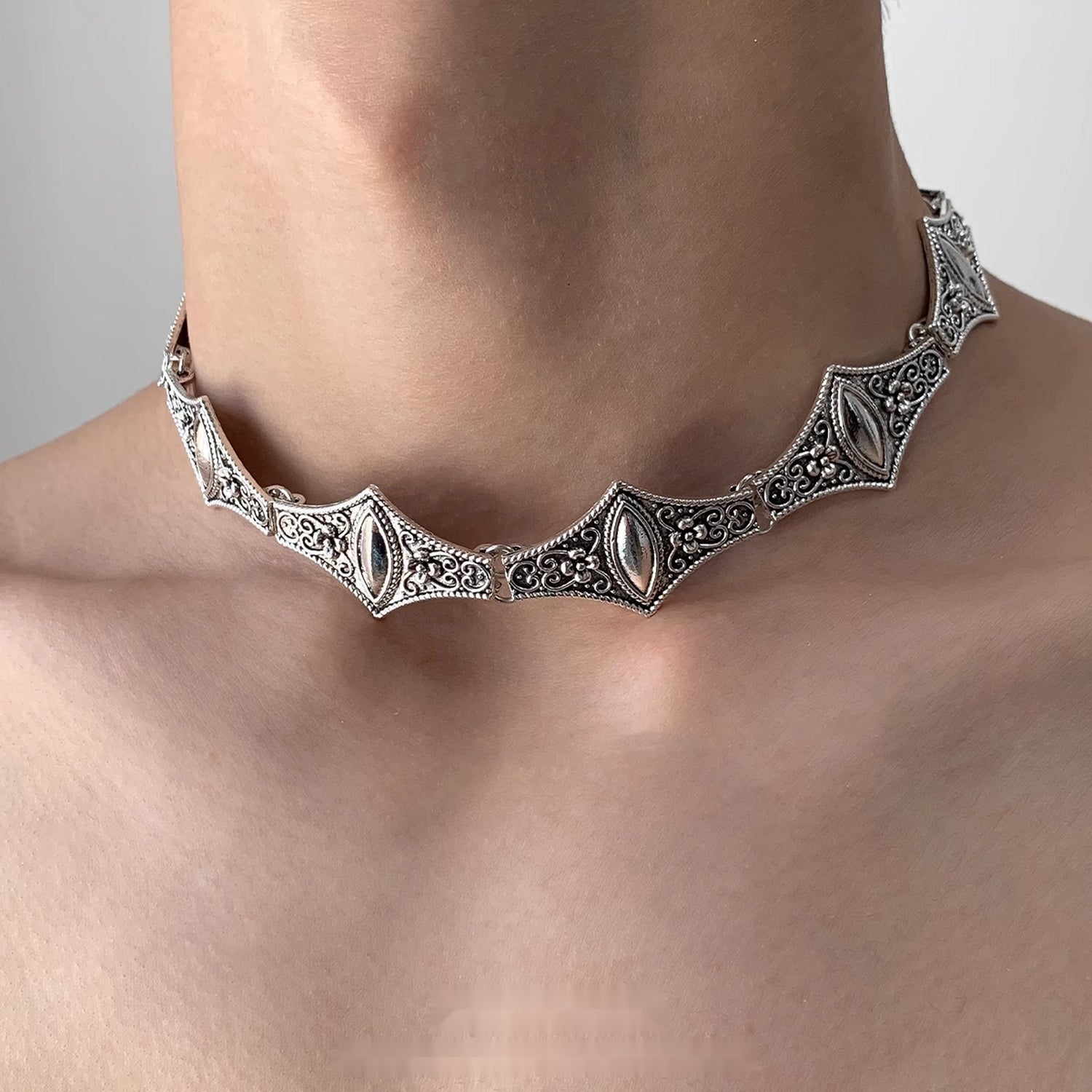 Accessories_Vintage_Metal_Filigree_Choker_Necklace_MISSTT