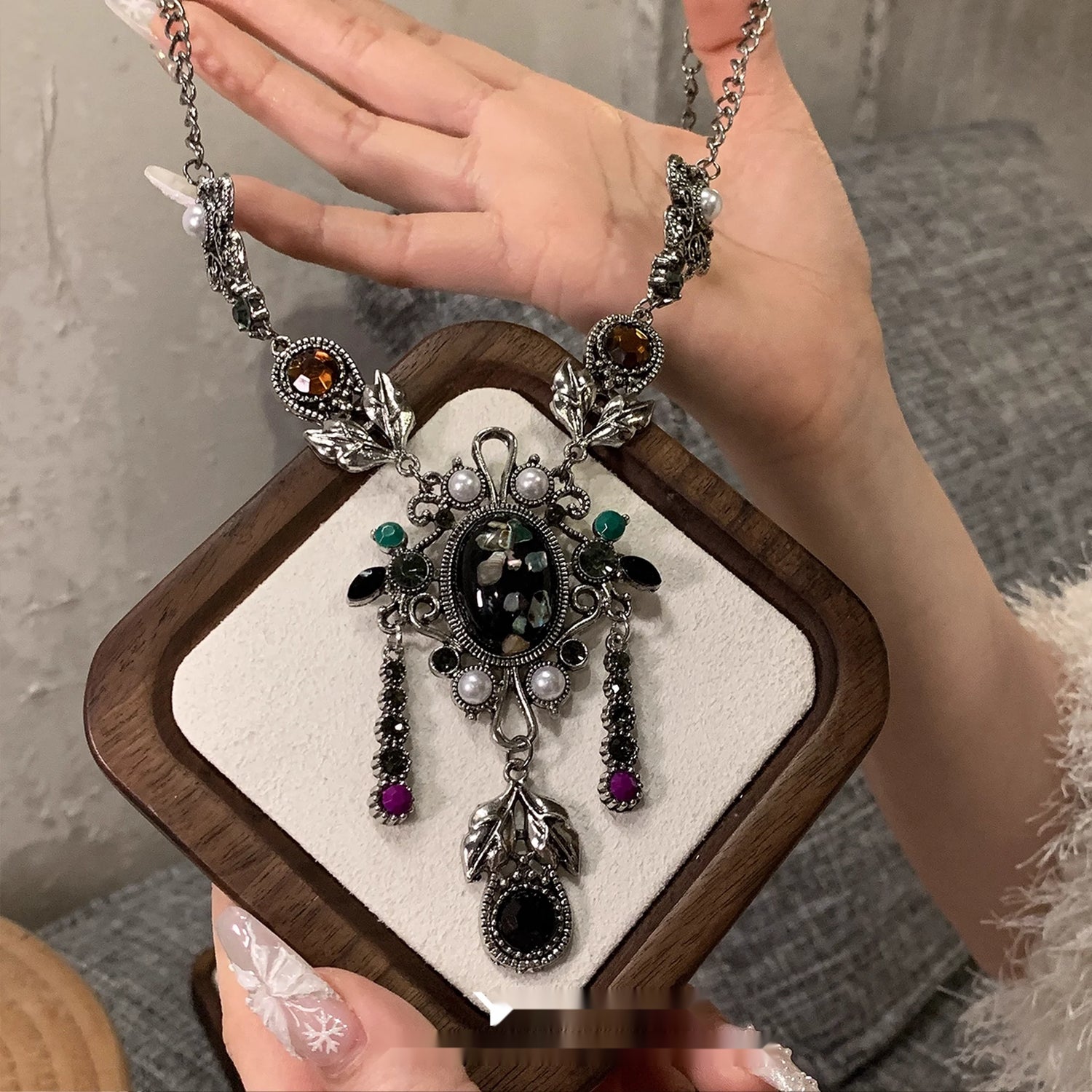 Accessories_Vintage_Tassel_Pendant_Choker_Necklace_MISSTT