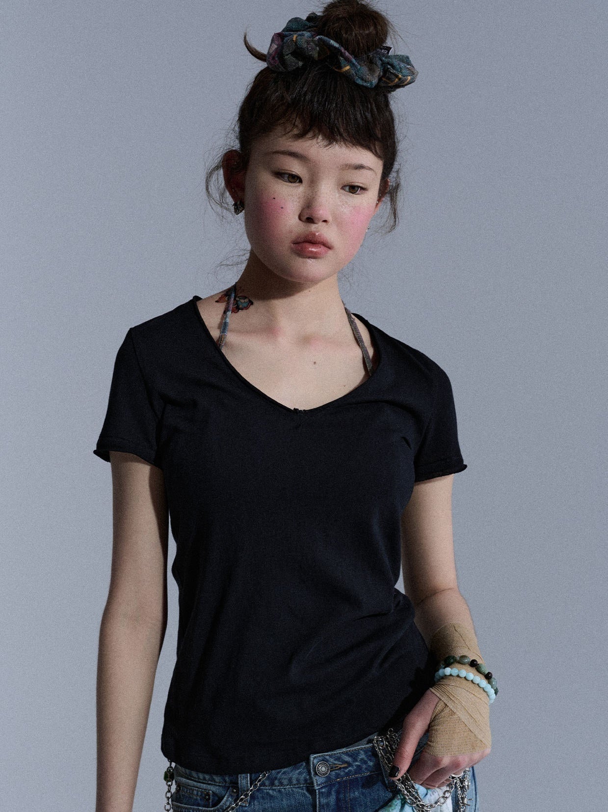 Achihara_Cropped_Raw_Hem_V-neck_Slim_Fit_Women&
