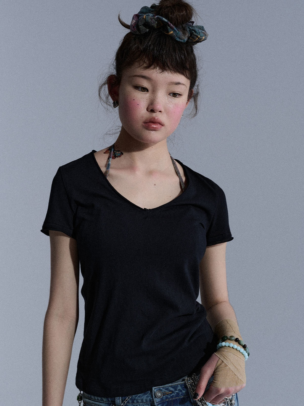Achihara_Cropped_Raw_Hem_V-neck_Slim_Fit_Women&