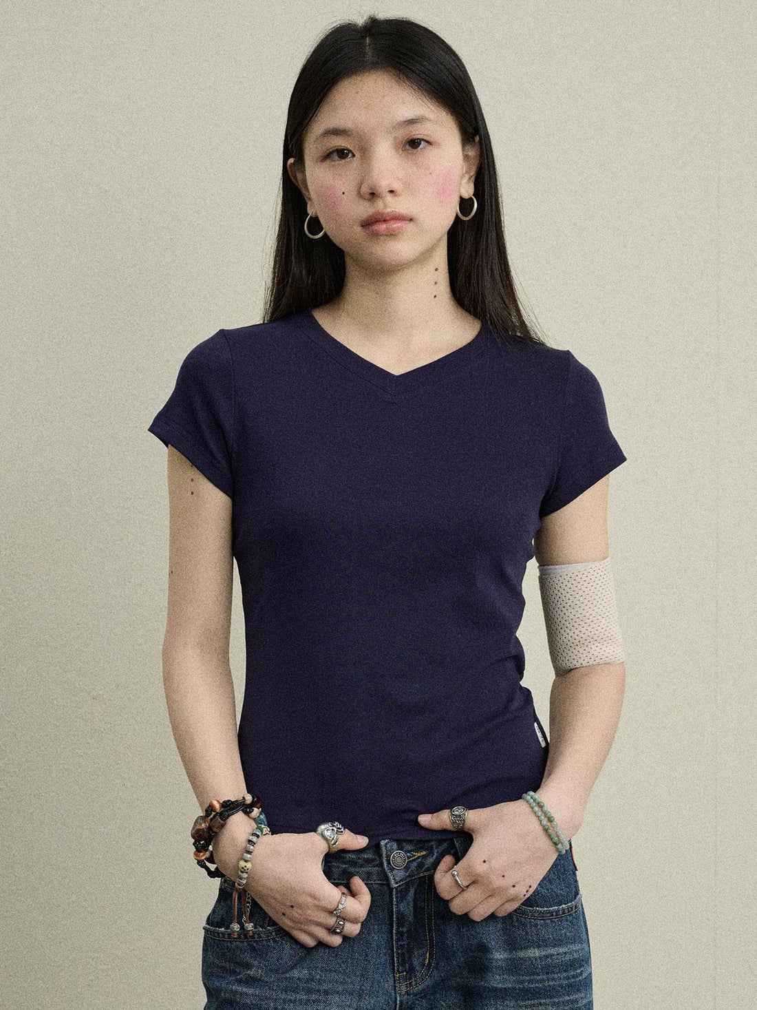 Achihara Jelly V-Neck Stretch Tee