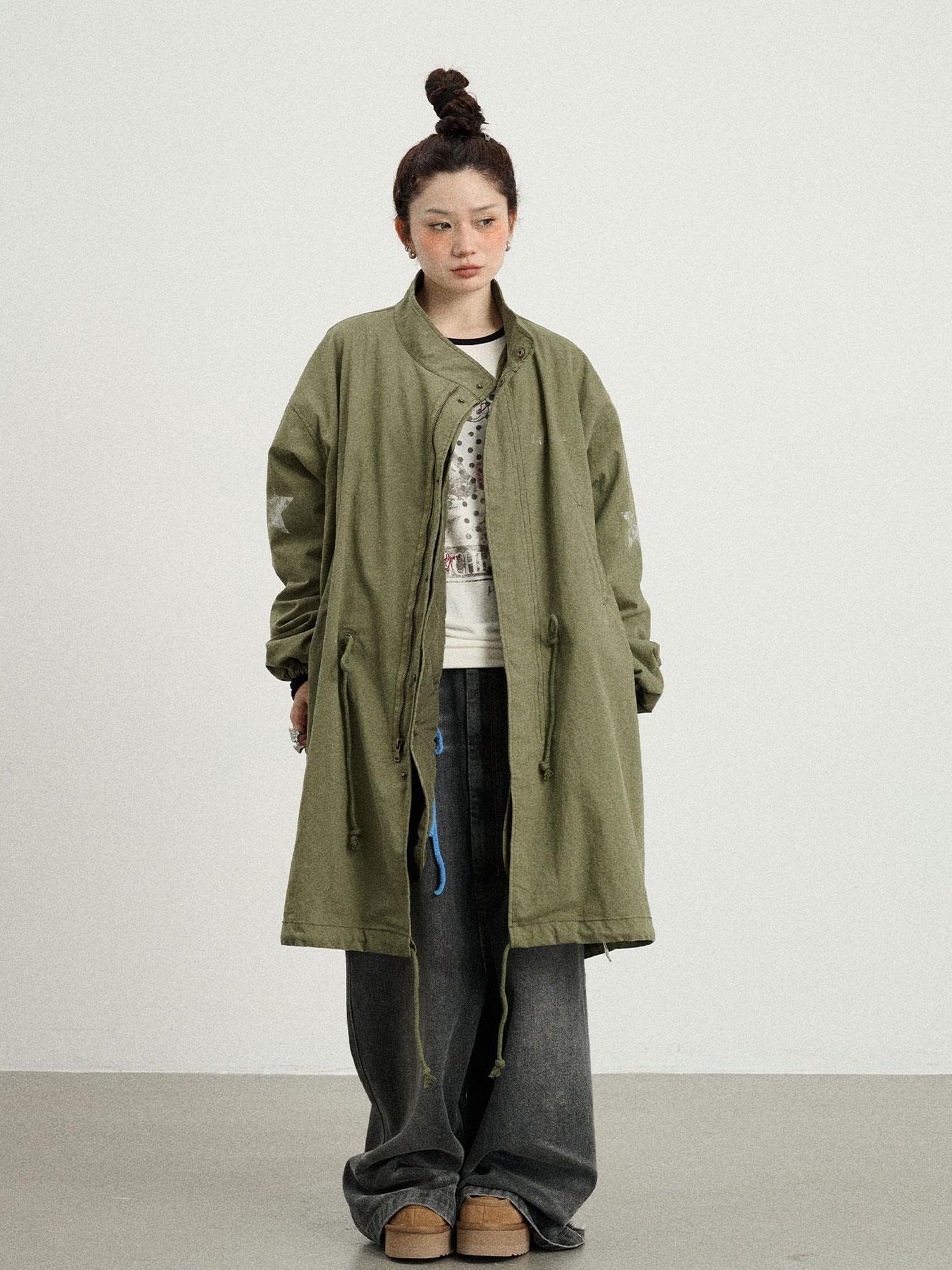Achihara Love Eraser Trench Coat
V-neck
T-shirt
Long-Sleeve