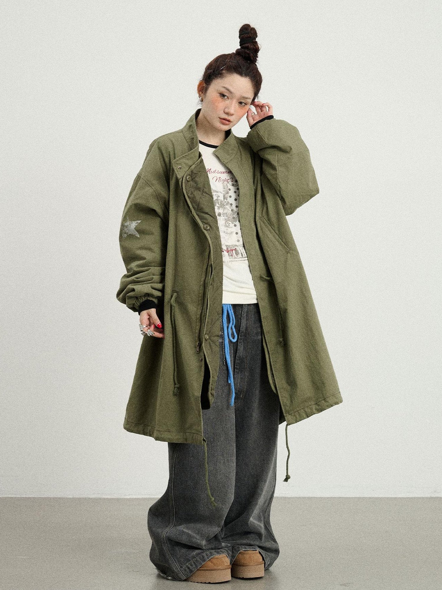 Achihara Love Eraser Trench Coat
V-neck
T-shirt
Long-Sleeve
