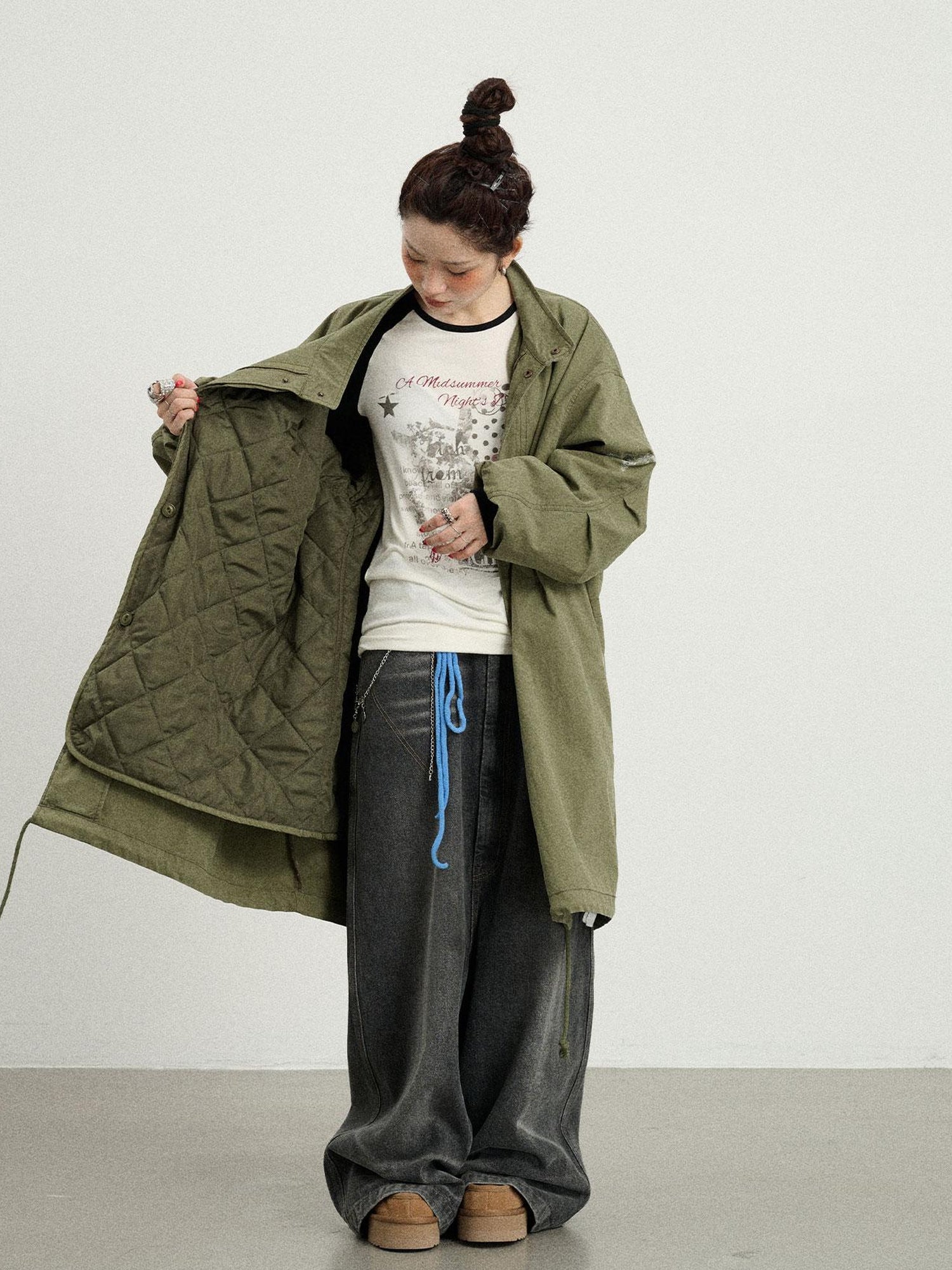 Achihara Love Eraser Trench Coat
V-neck
T-shirt
Long-Sleeve