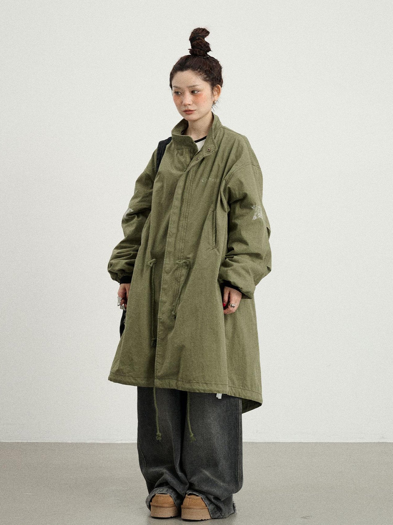 Achihara Love Eraser Trench Coat
V-neck
T-shirt
Long-Sleeve