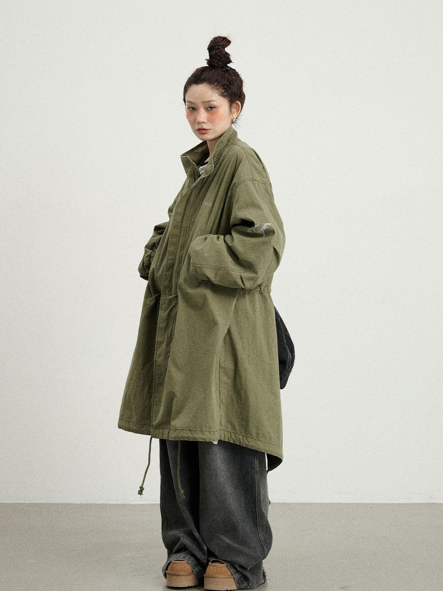 Achihara Love Eraser Trench Coat
V-neck
T-shirt
Long-Sleeve