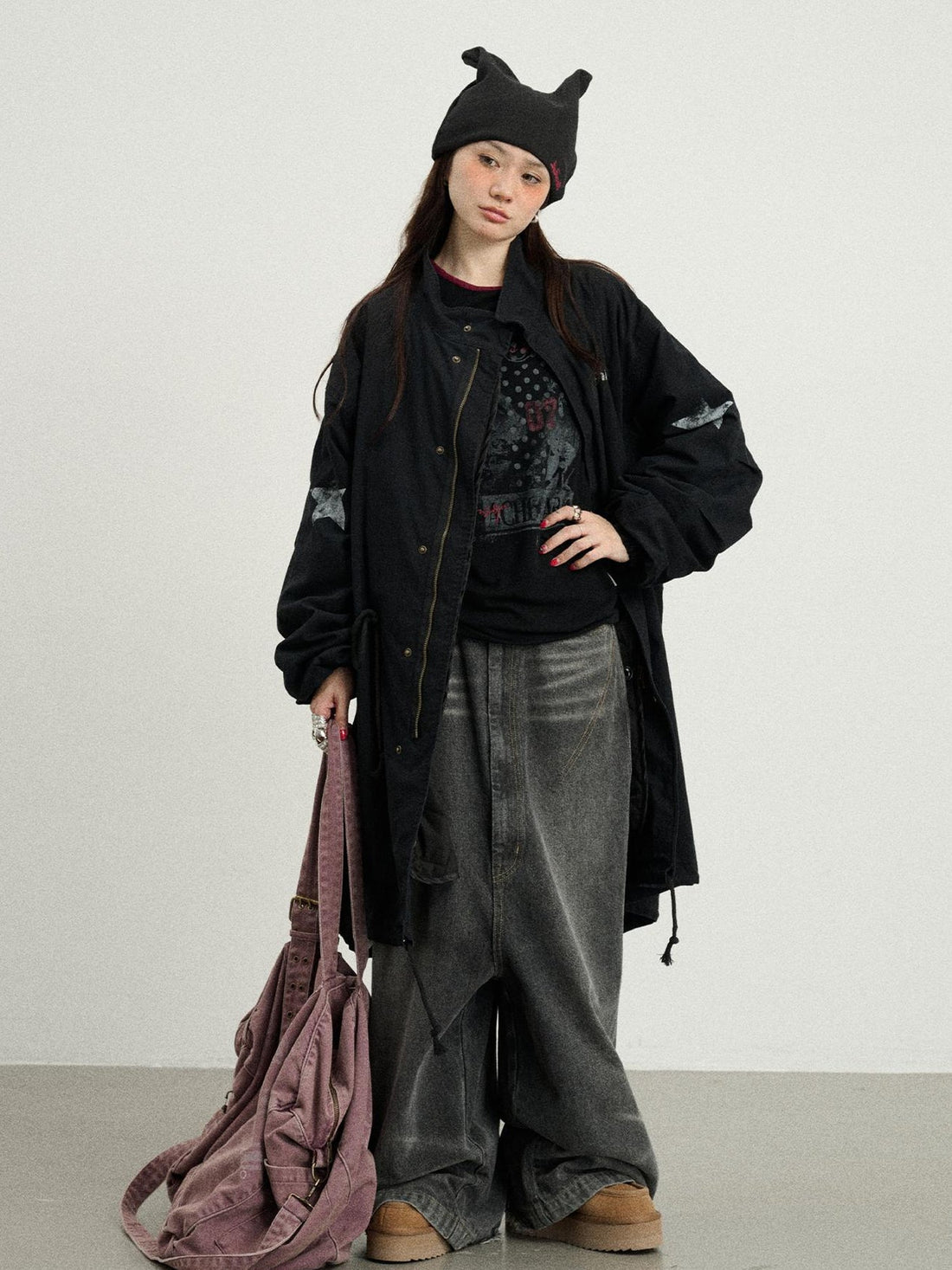 Achihara Love Eraser Trench Coat
V-neck
T-shirt
Long-Sleeve