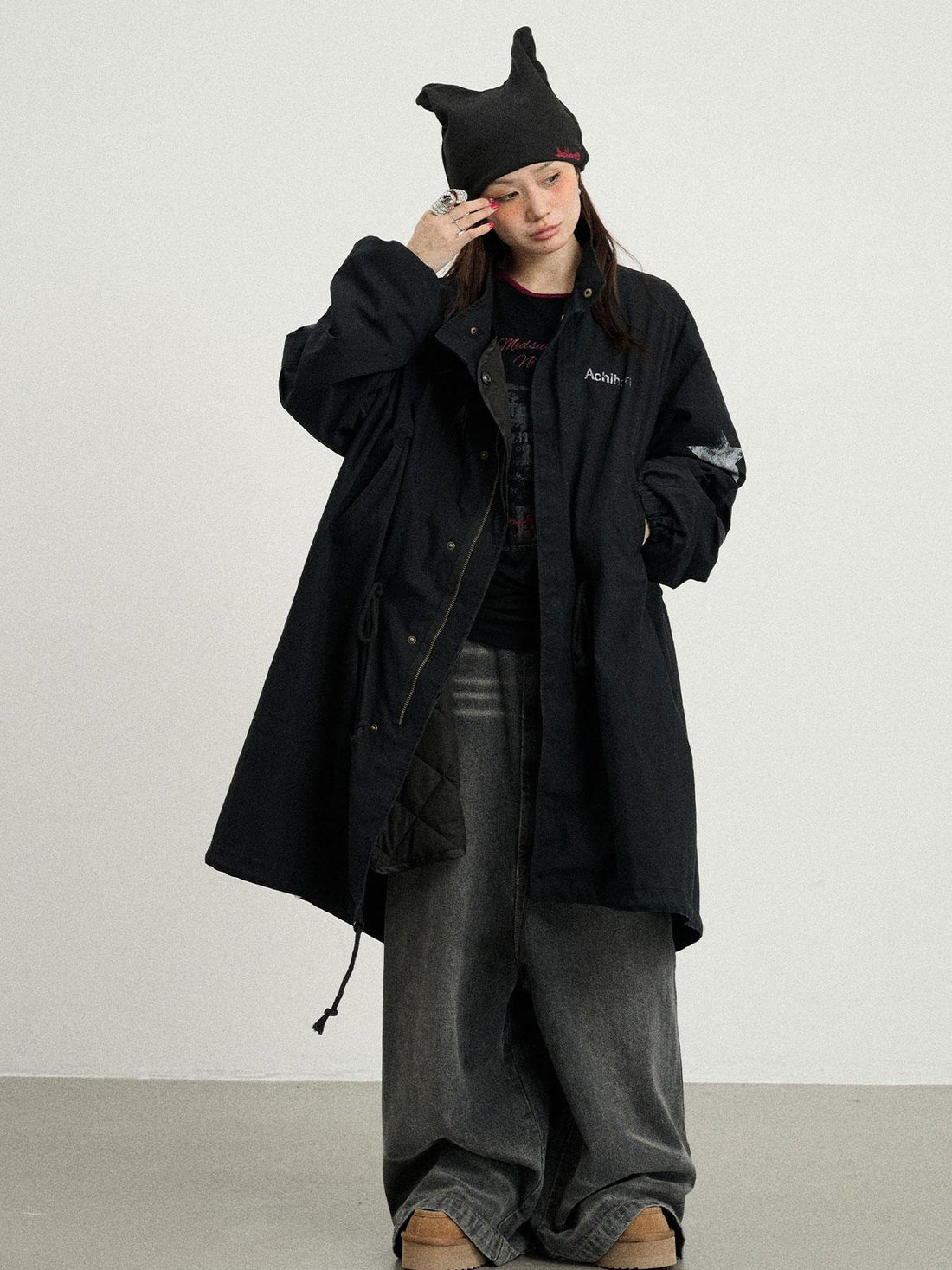 Achihara Love Eraser Trench Coat
V-neck
T-shirt
Long-Sleeve