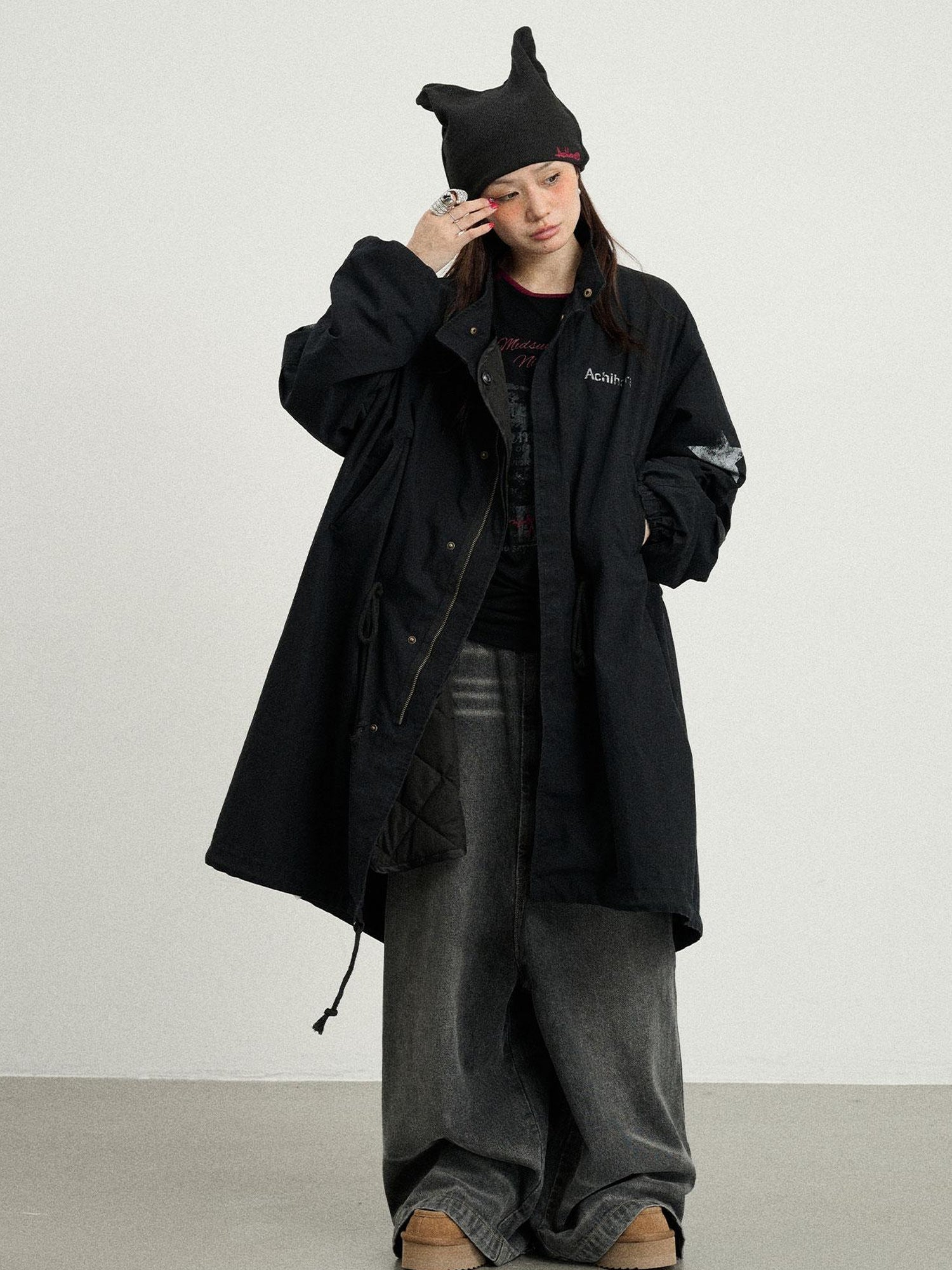Achihara Love Eraser Trench Coat
V-neck
T-shirt
Long-Sleeve