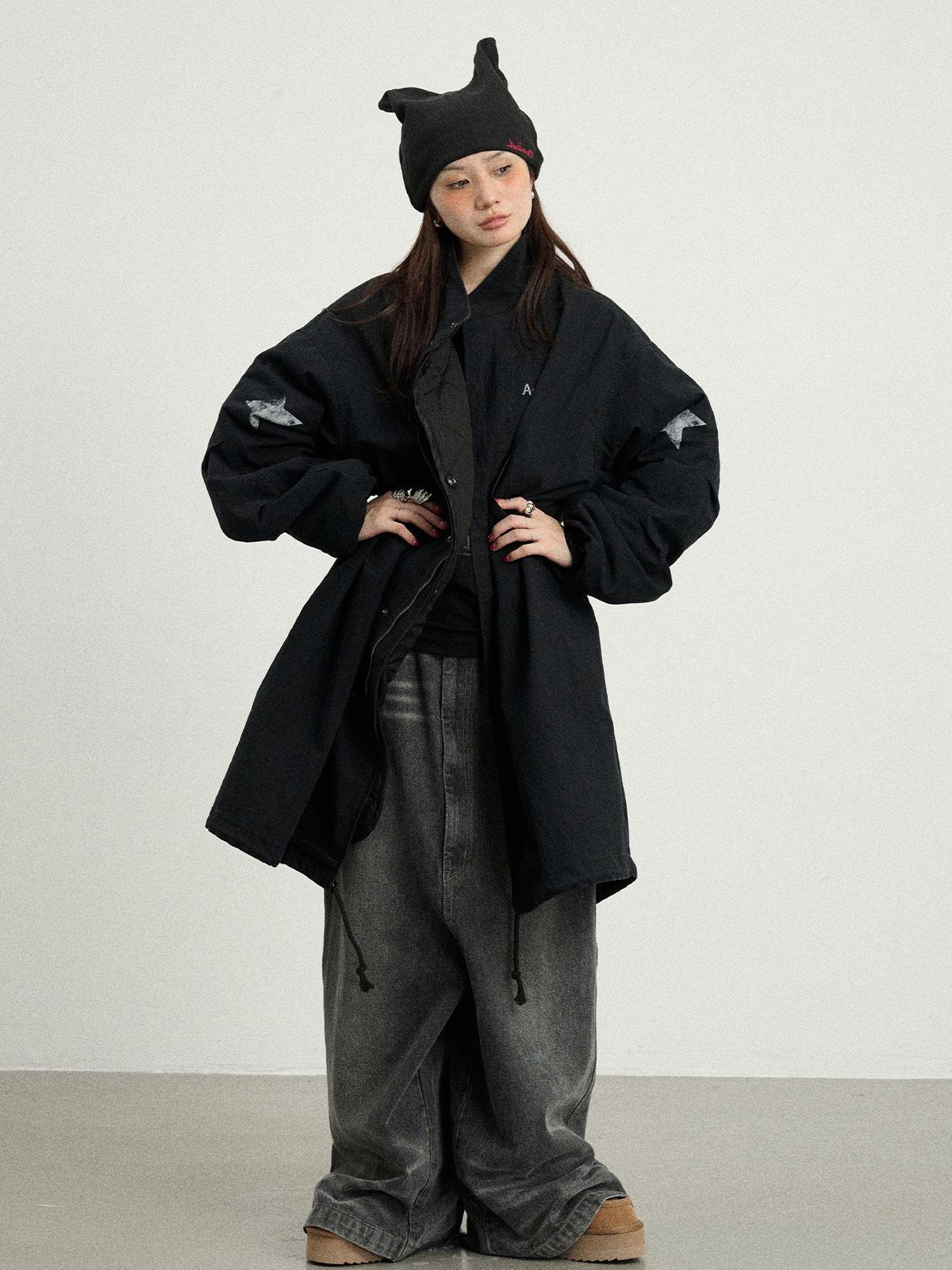 Achihara Love Eraser Trench Coat
V-neck
T-shirt
Long-Sleeve