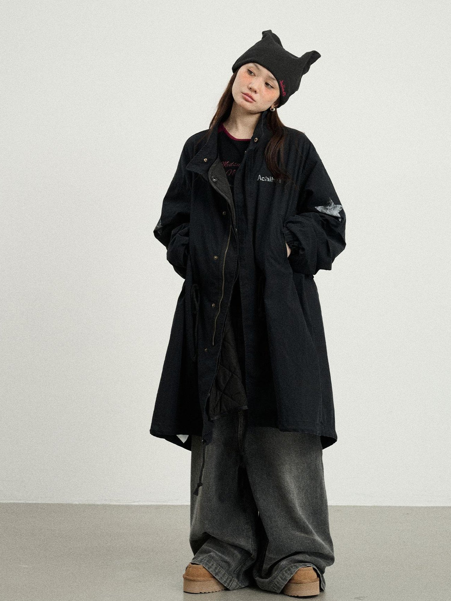 Achihara Love Eraser Trench Coat
V-neck
T-shirt
Long-Sleeve