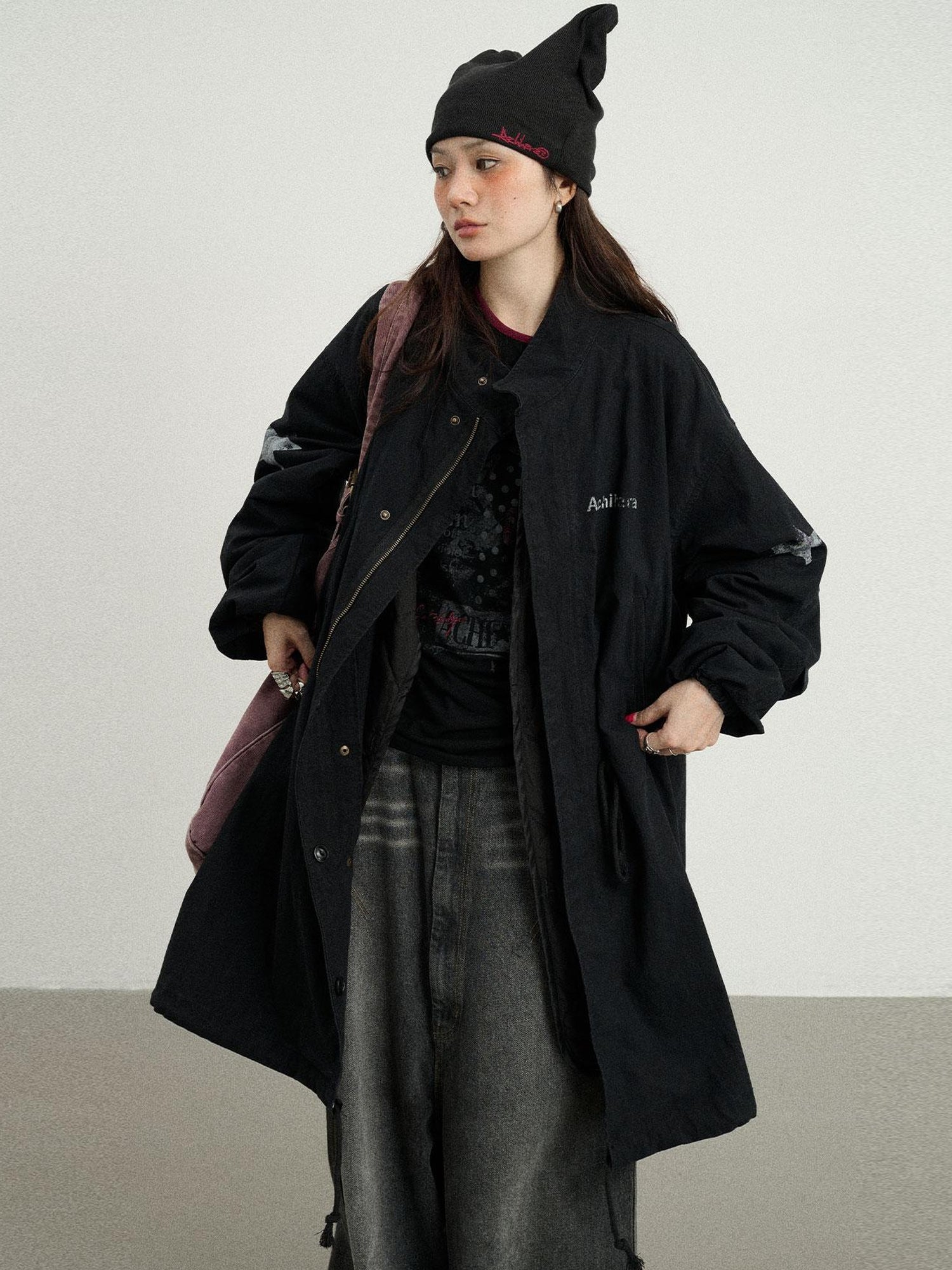 Achihara Love Eraser Trench Coat
V-neck
T-shirt
Long-Sleeve