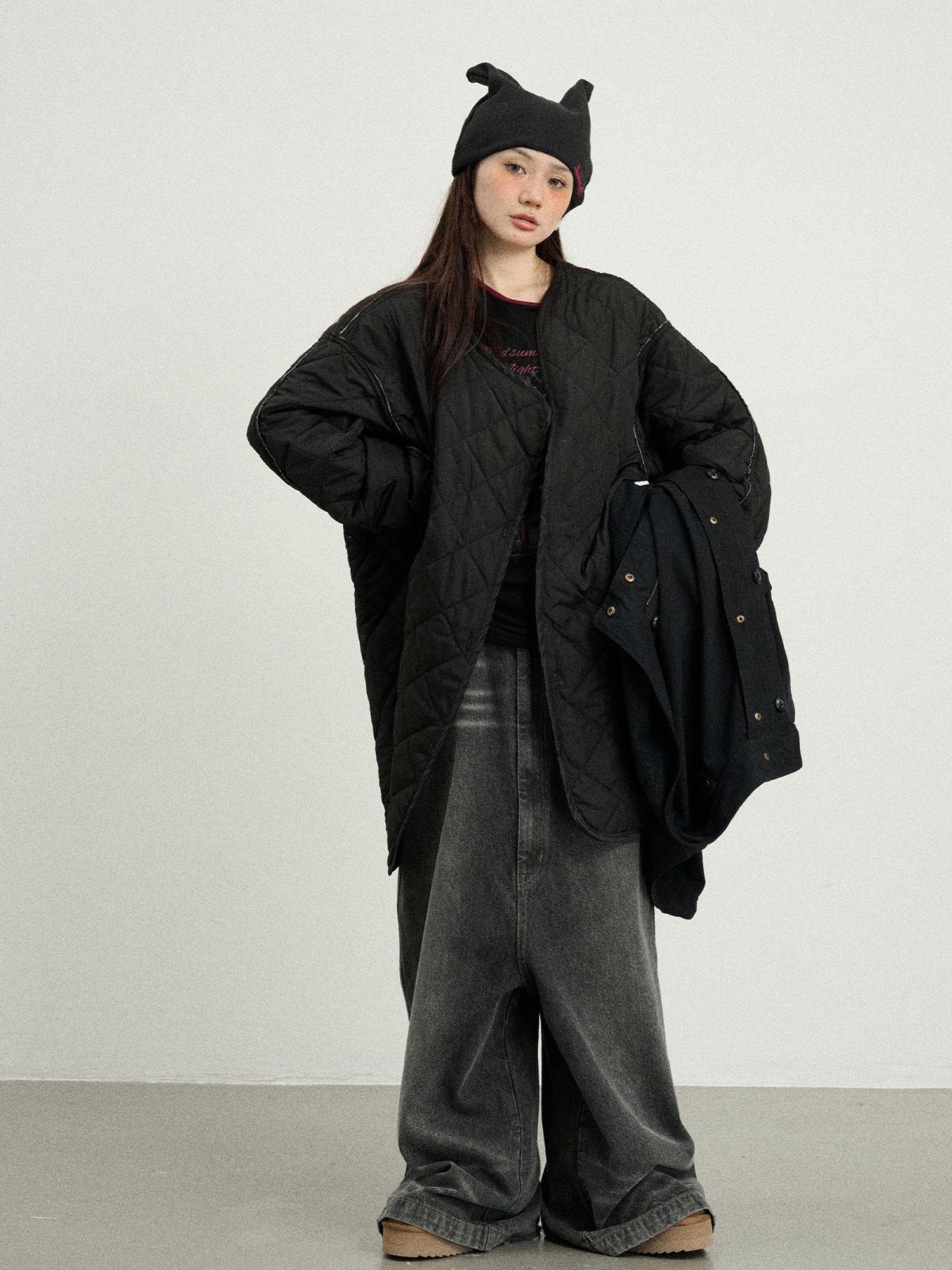 Achihara Love Eraser Trench Coat
V-neck
T-shirt
Long-Sleeve