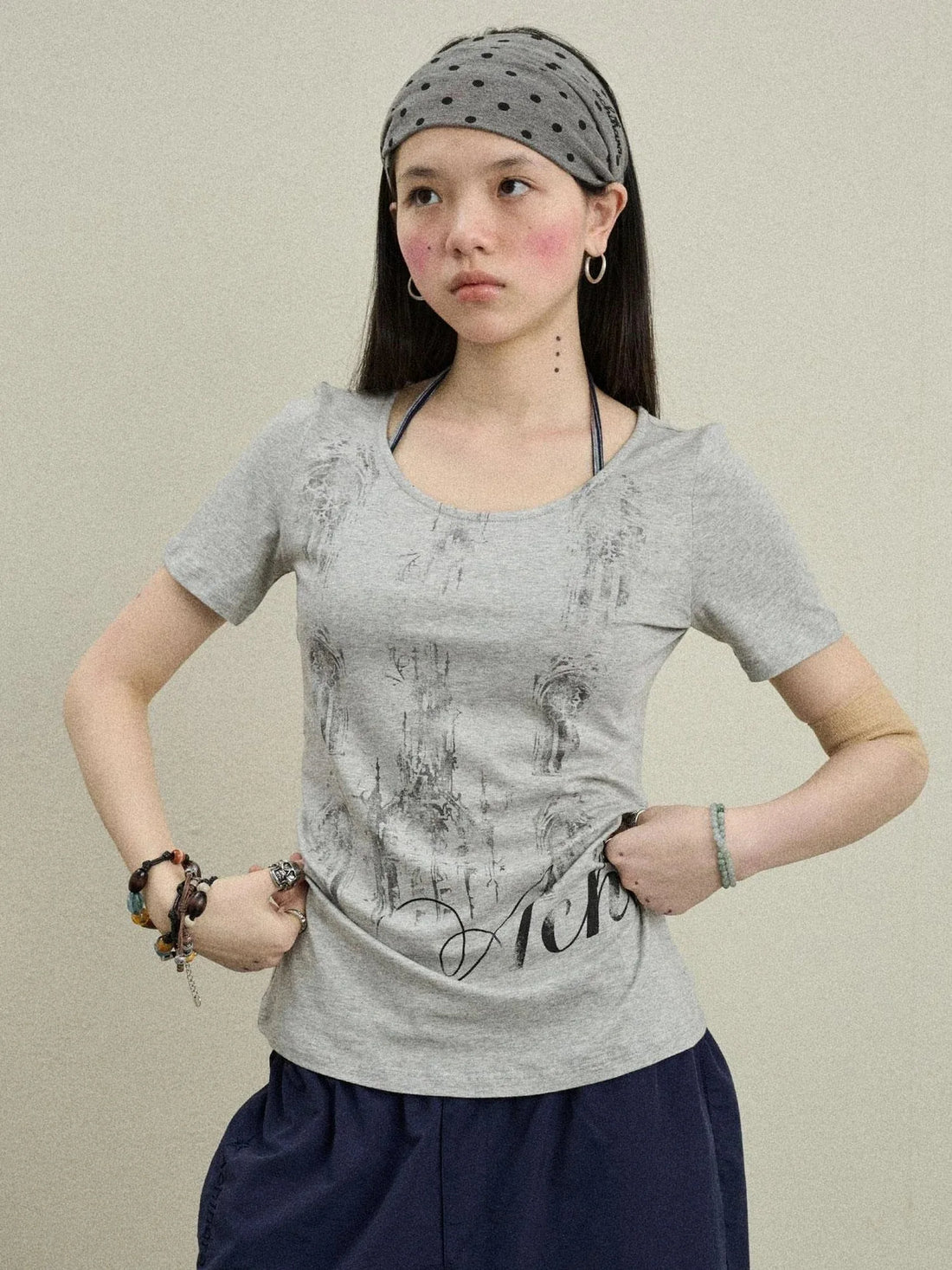 Romanesque Print Tee V-neck T-shirt Long-Sleeve