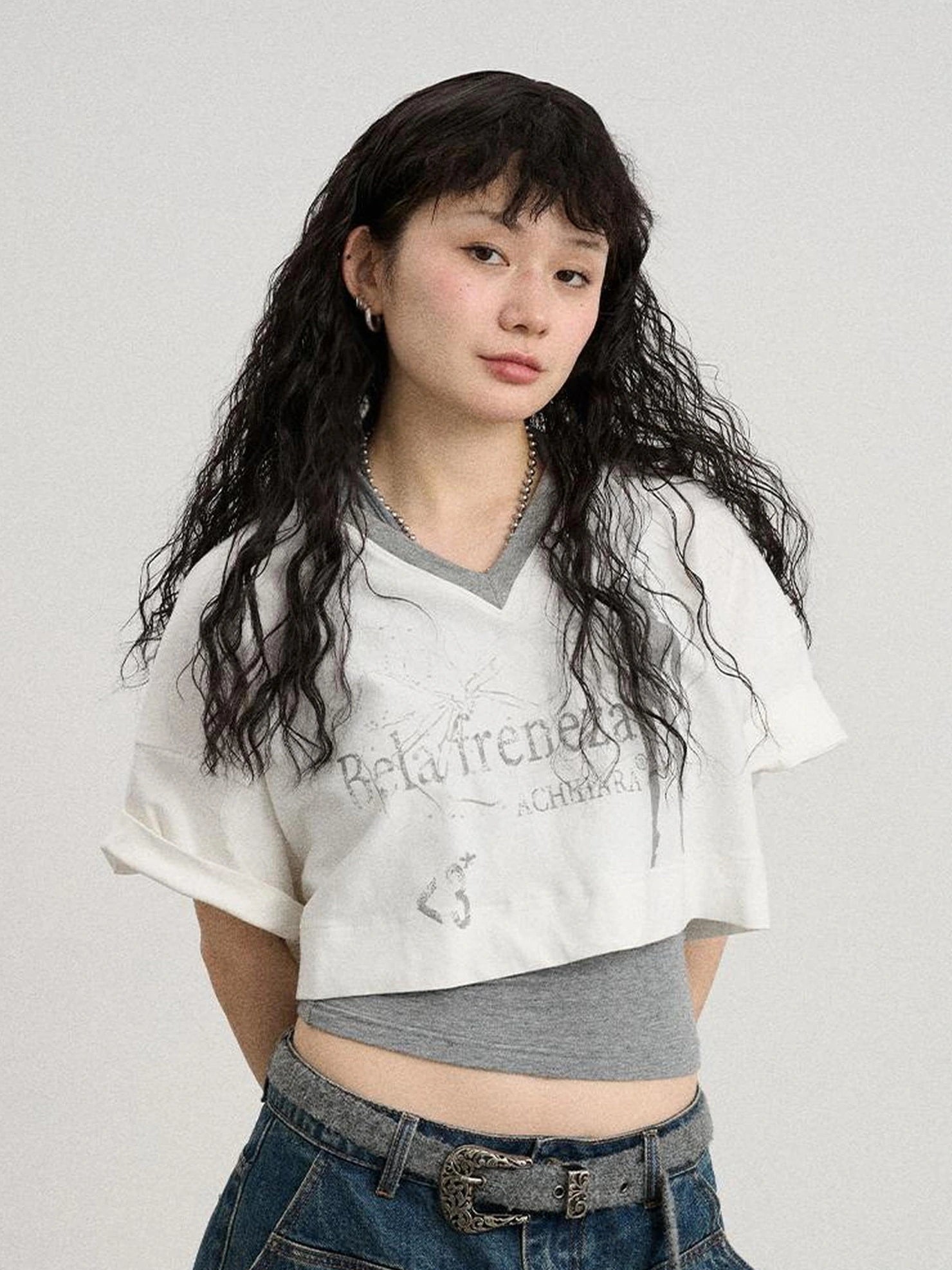 Achihara Soft Cotton Spandex Cropped V Neck Short Sleeve Women Office Black White T-Shirt