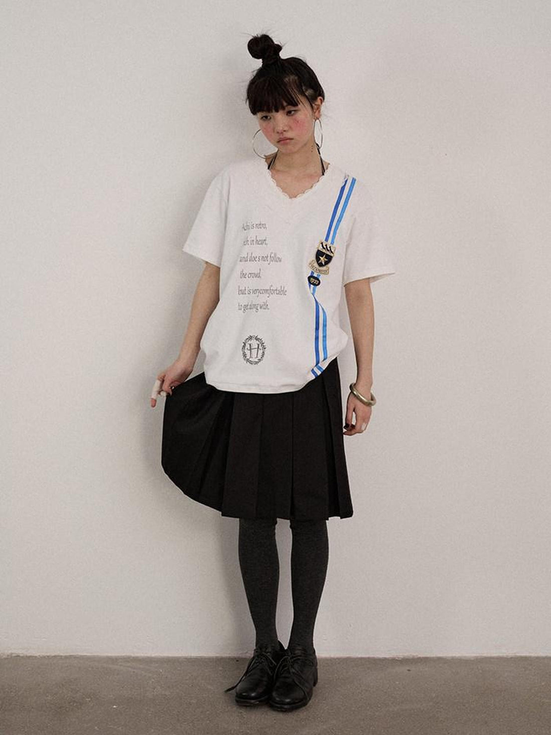 Achihara Soft Stretch Cotton V-neck Letter Print Loose Fit Office Short Sleeve T-Shirts