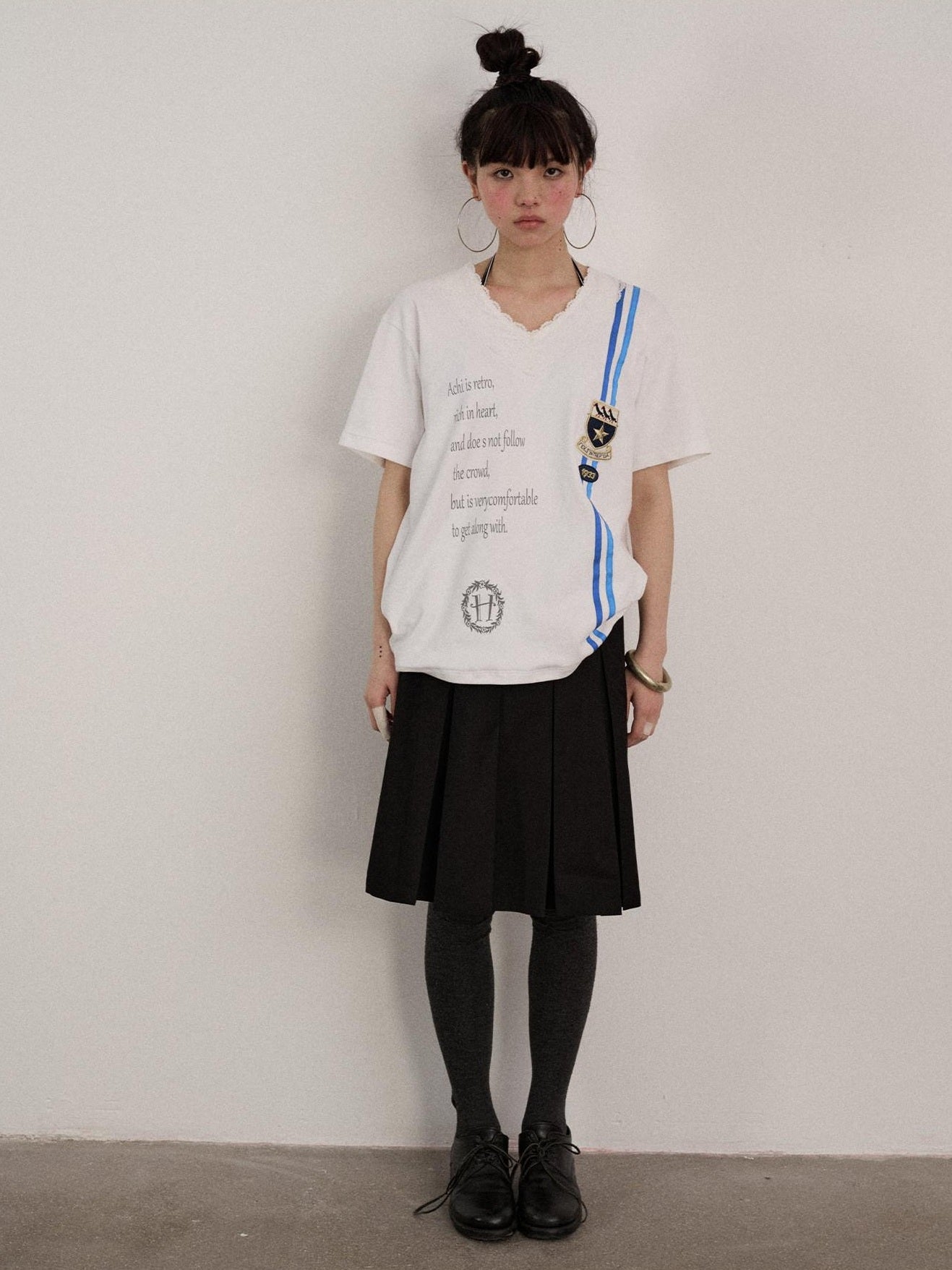 Achihara Soft Stretch Cotton V-neck Letter Print Loose Fit Office Short Sleeve T-Shirts