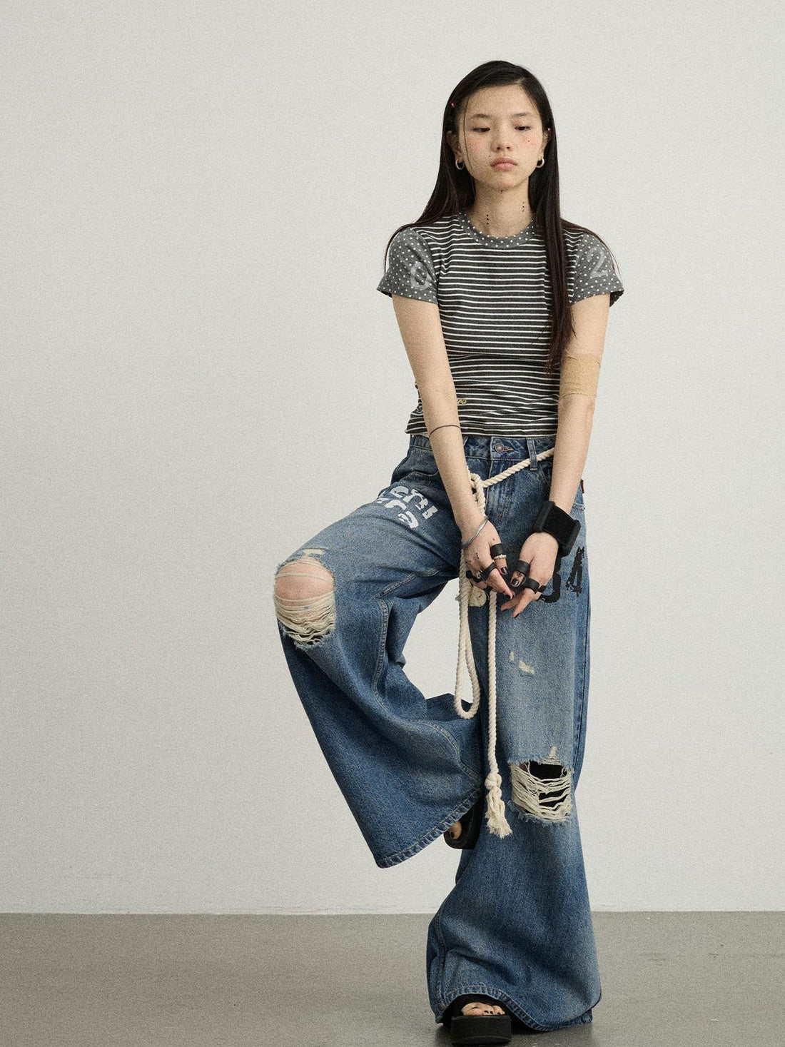 Achihara Vintage Washed Wide Leg Jeans With Distressed Details