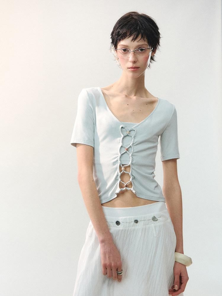 AnnoMundi T-shirts à manches courtes en viscose pour femmes, col en V, coupe ajustée avec lien en cordelette perlée